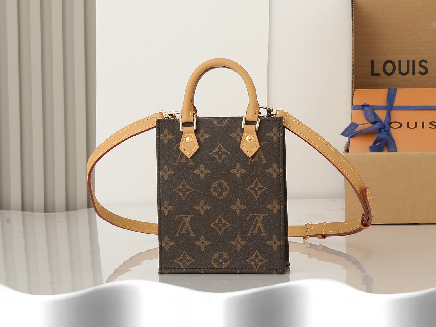 ‼️顶级原单、加强版‼️   Petit Sac Plat 手袋选用 Monogram 帆布，以袖珍尺寸