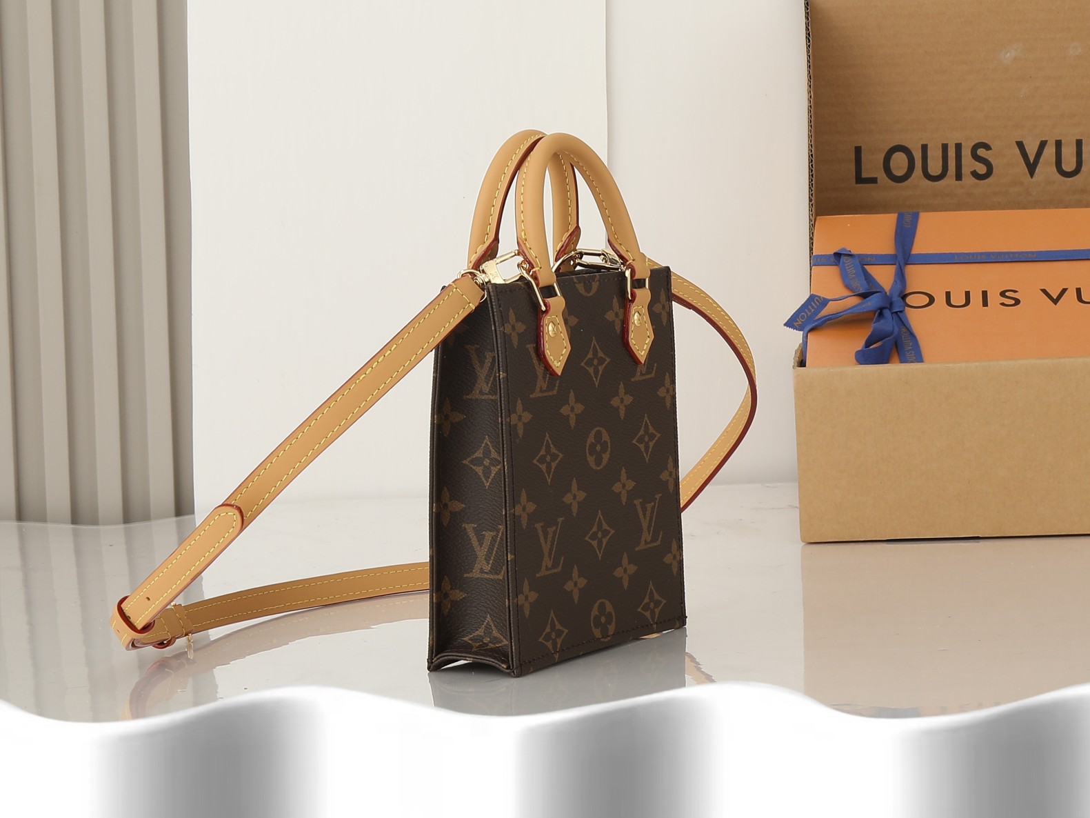 ‼️顶级原单、加强版‼️   Petit Sac Plat 手袋选用 Monogram 帆布，以袖珍尺寸