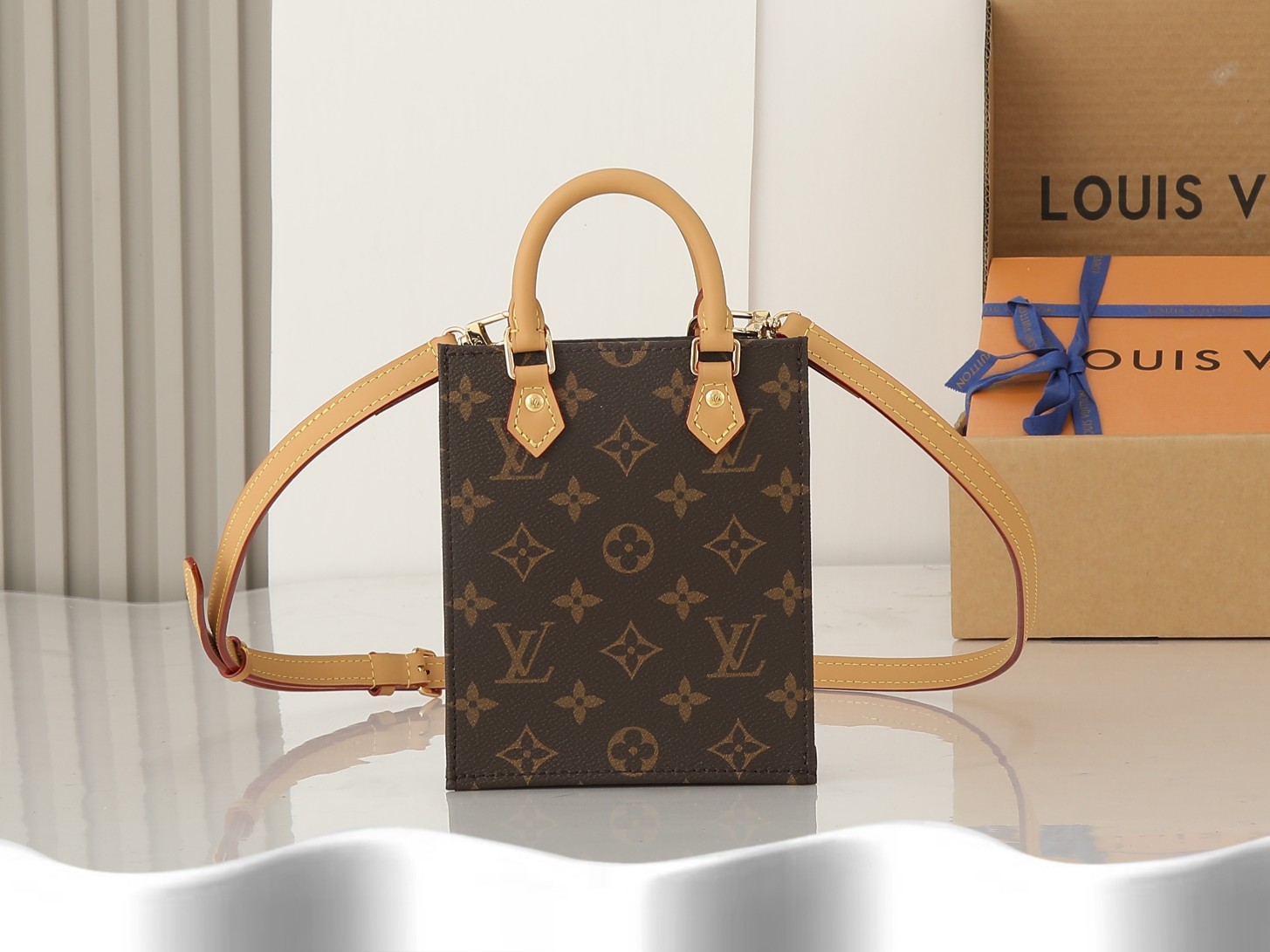 ‼️顶级原单、加强版‼️   Petit Sac Plat 手袋选用 Monogram 帆布，以袖珍尺寸