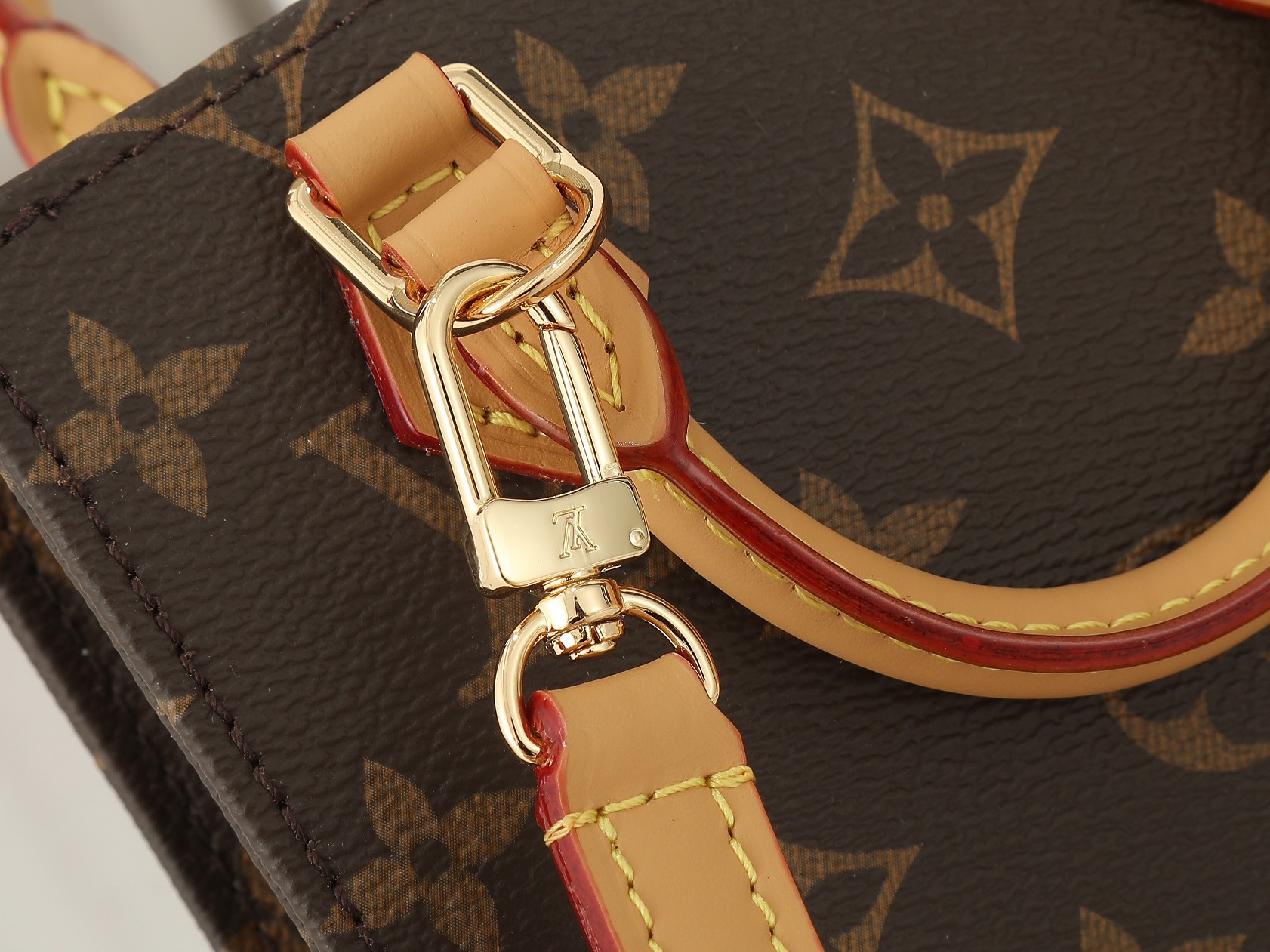 ‼️顶级原单、加强版‼️   Petit Sac Plat 手袋选用 Monogram 帆布，以袖珍尺寸