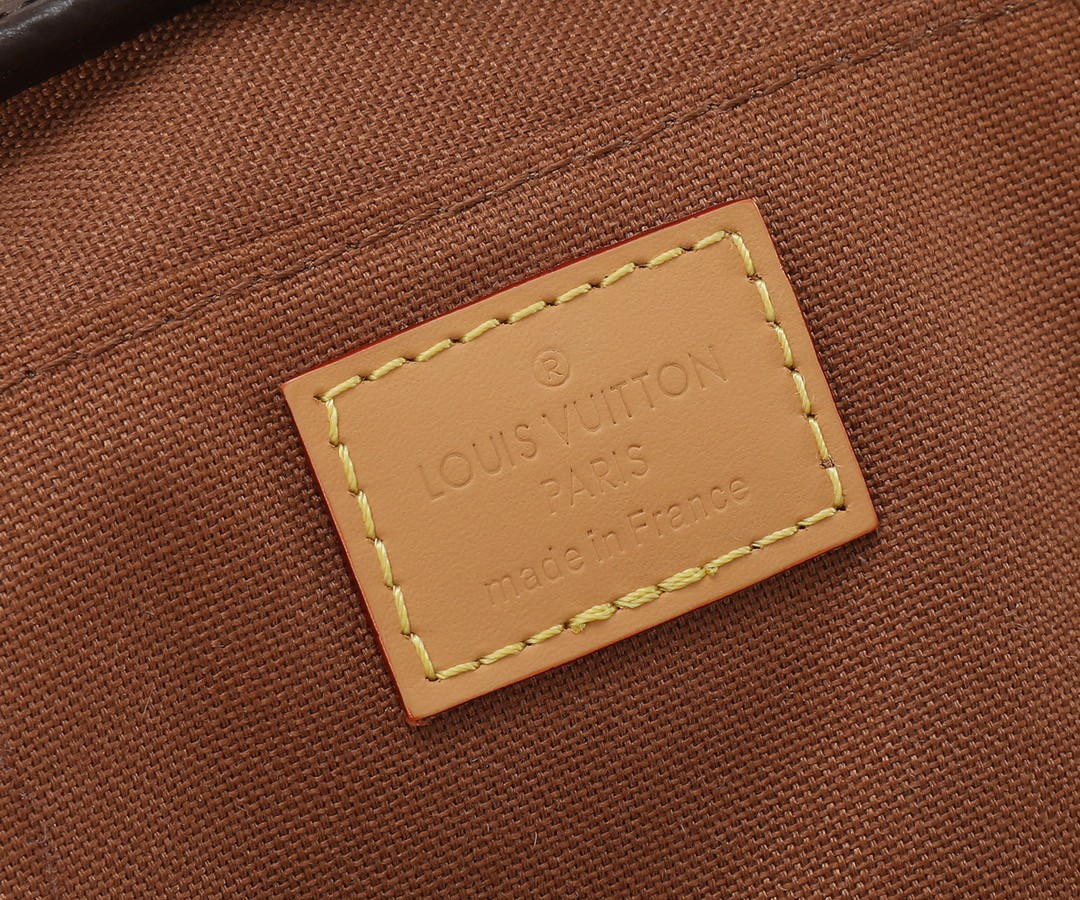 ‼️顶级原单、加强版‼️   Petit Sac Plat 手袋选用 Monogram 帆布，以袖珍尺寸