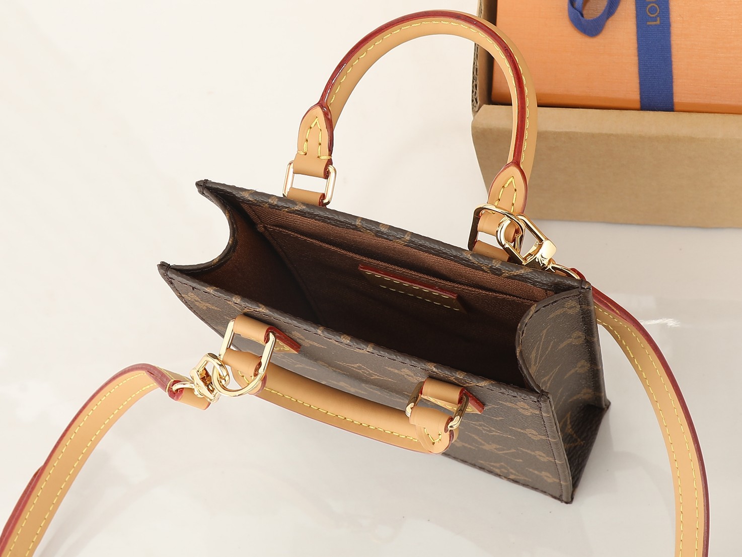 ‼️顶级原单、加强版‼️   Petit Sac Plat 手袋选用 Monogram 帆布，以袖珍尺寸