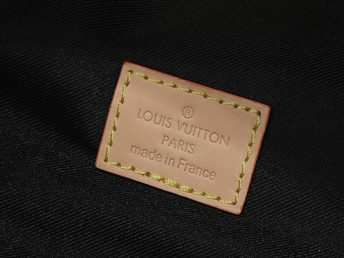 👉变码芯片版‼️顶级原单、加强版‼️由经典 Monogram 帆布裁制而成，饰有“Louis Vuitt
