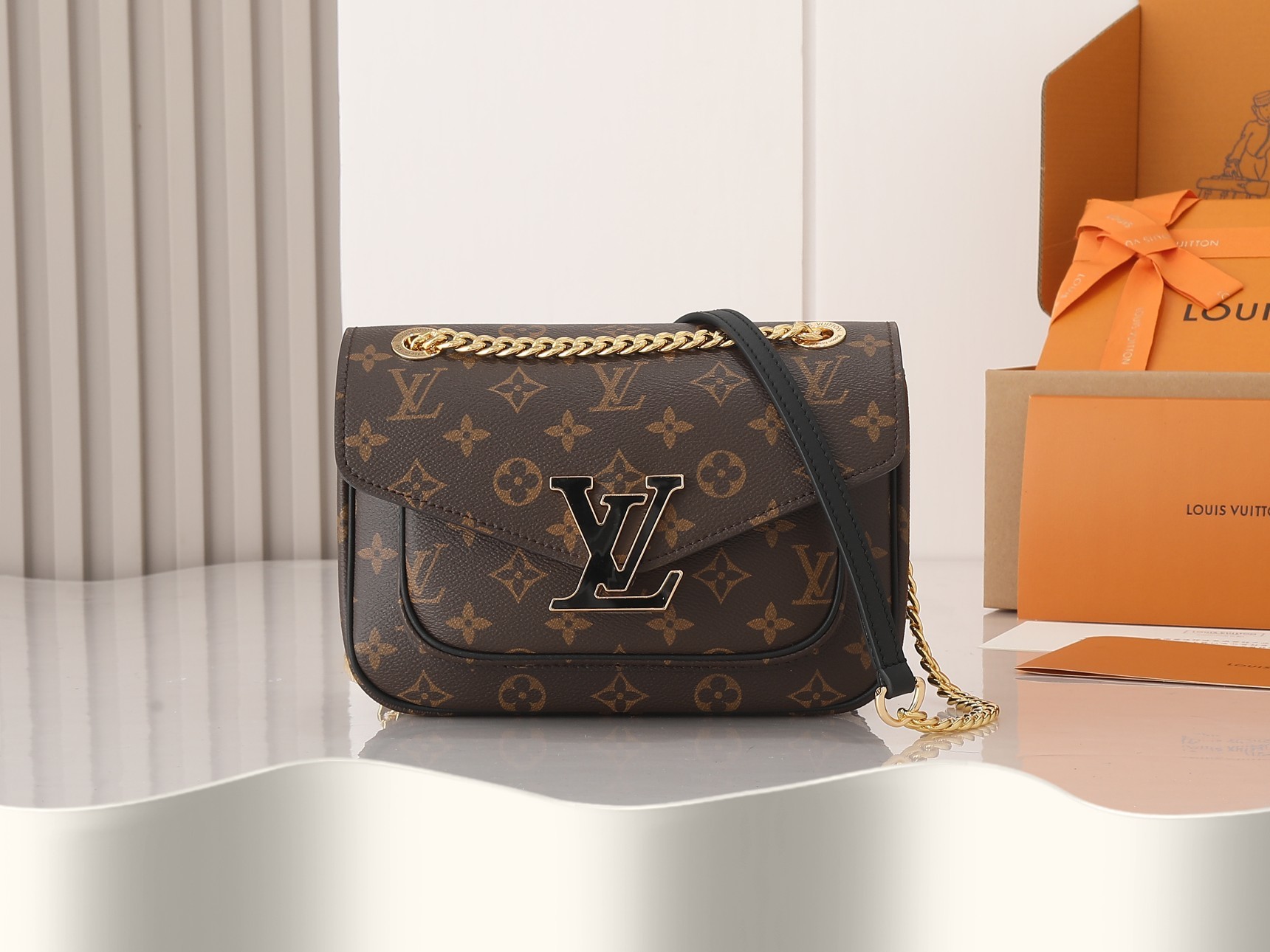 ‼️顶级原单、加强版‼️ Passy 链条包以 Monogram 帆布塑造玲珑构型,搭配树脂 LV 磁扣