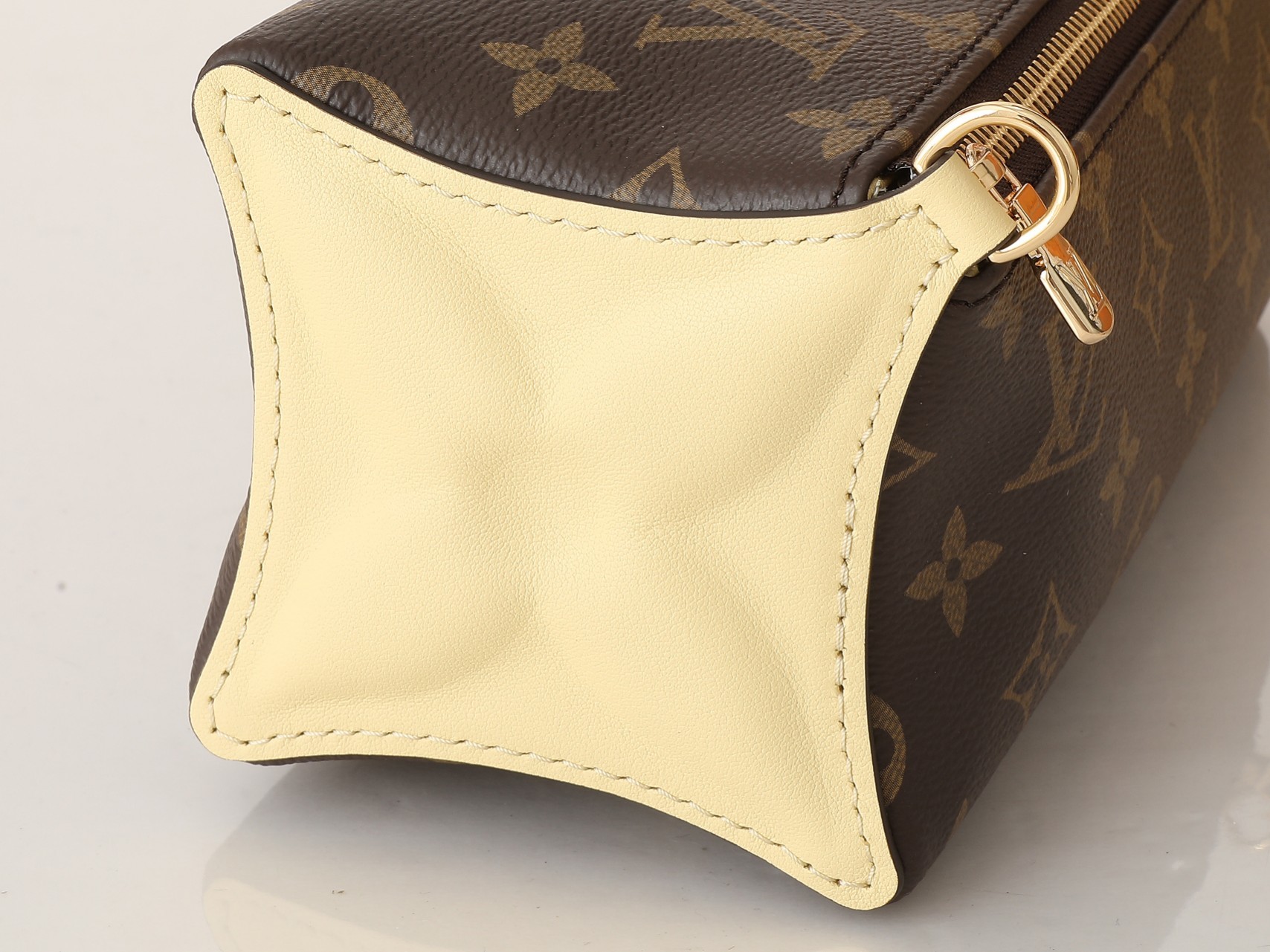 👉变码芯片版‼️顶级原单、加强版‼️Bloom Pouch 手袋拼接经典 Monogram 帆布和侧面的