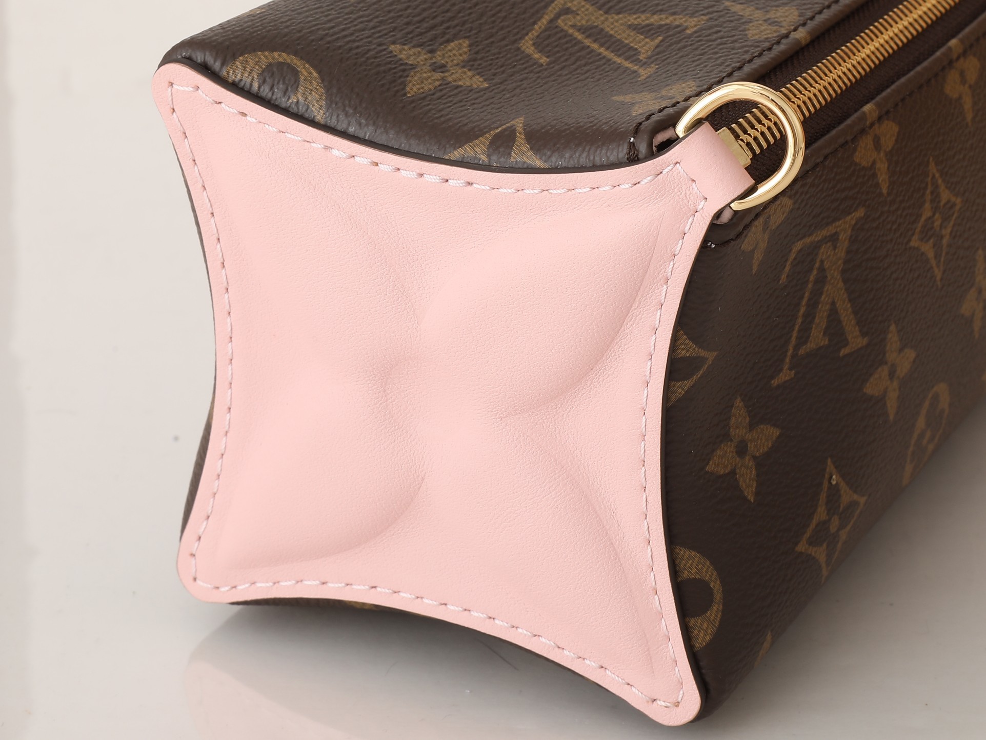 👉变码芯片版‼️顶级原单、加强版‼️Bloom Pouch 手袋拼接经典 Monogram 帆布和侧面的