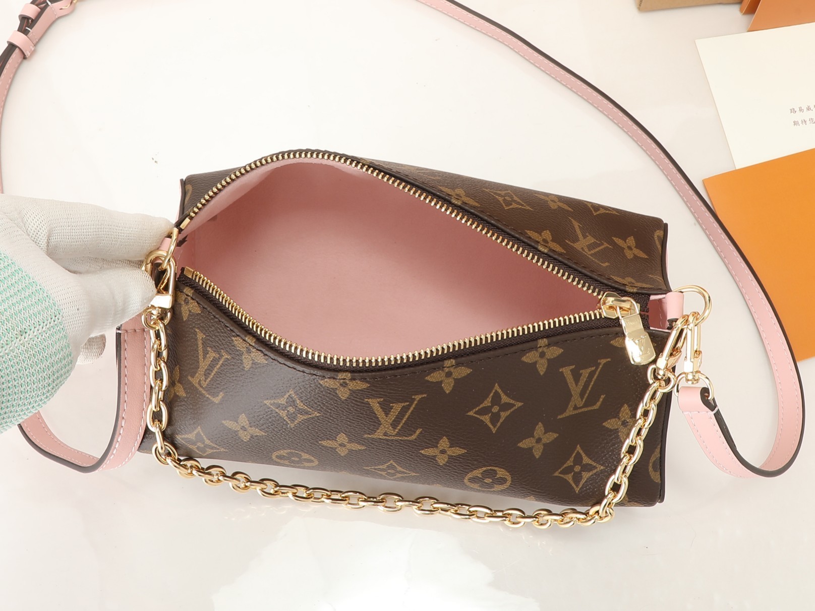 👉变码芯片版‼️顶级原单、加强版‼️Bloom Pouch 手袋拼接经典 Monogram 帆布和侧面的