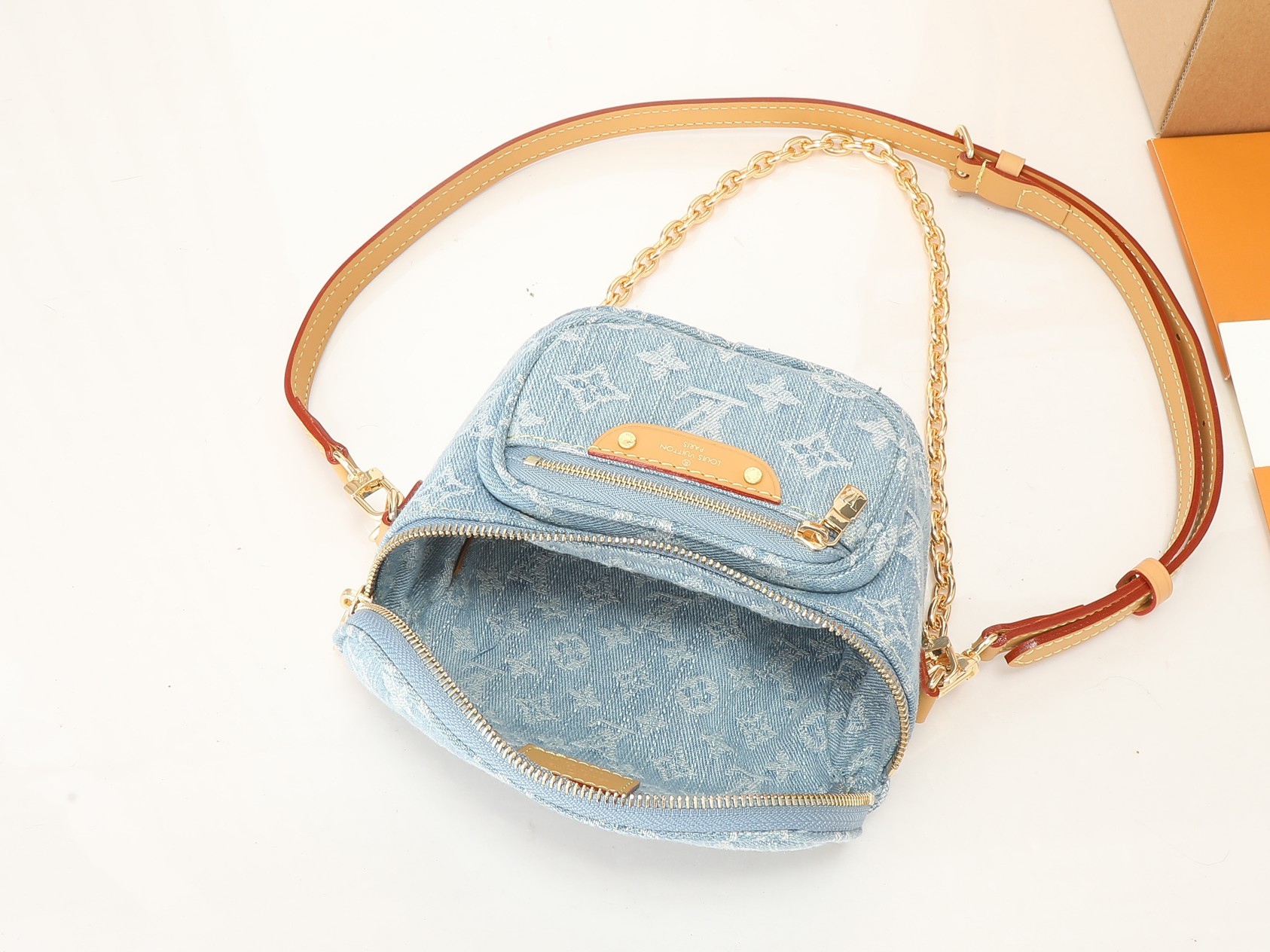 ‼️顶级原单,加强版‼️M83353 本款 Mini Bumbag 手袋为丹宁布织就 Monogram