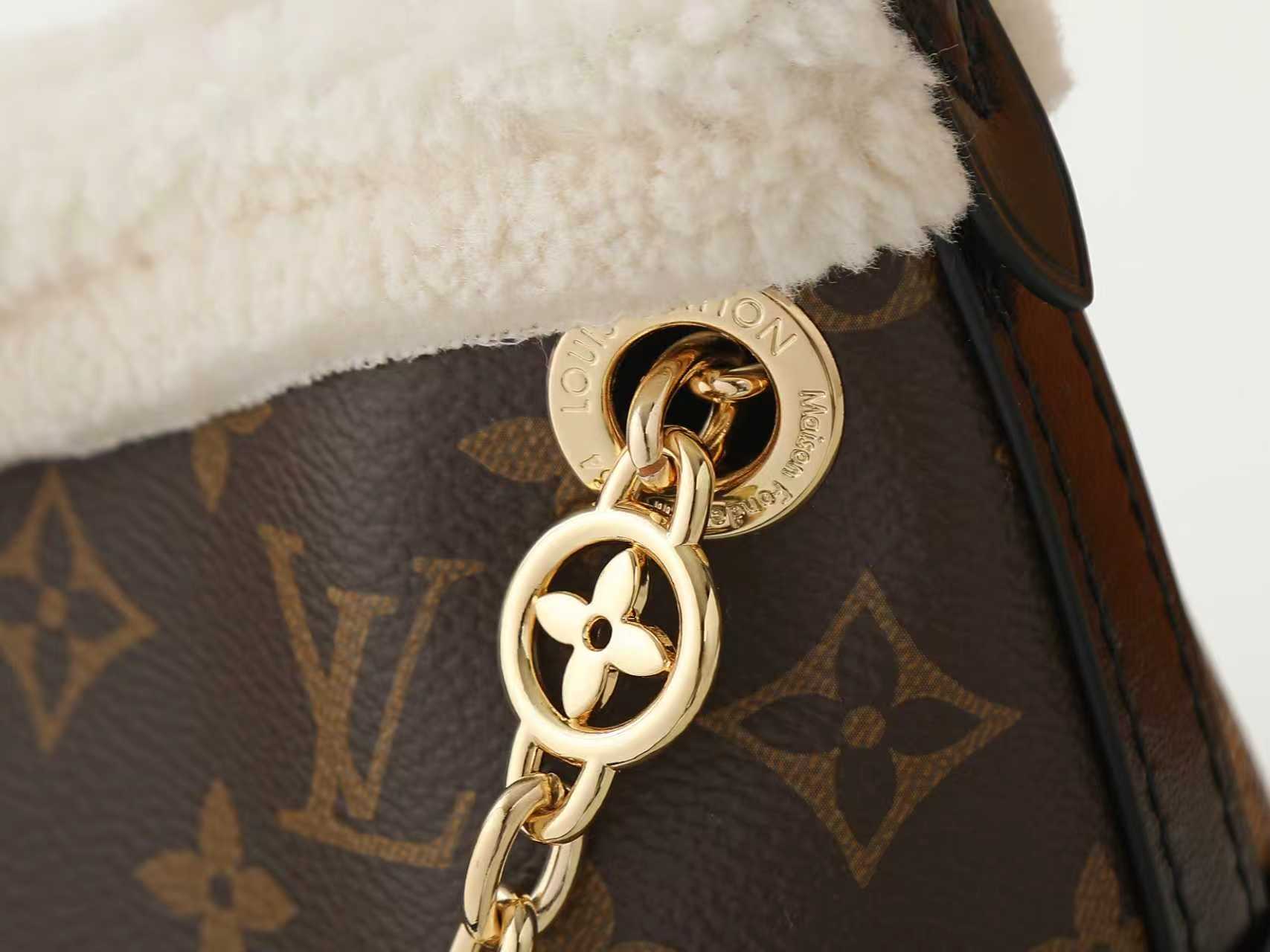 💰480【163C01动态芯片】‼️顶级原单、加强版‼️CarryAll BB 手袋为 Monogram 帆布搭配舒适羊毛皮饰边，为本季雪场内外增添潮流之选。搭配防护肩垫的耀目链条升级舒适度，皮质标识名牌颂扬品牌精湛匠艺与旅行传承。
型號：M26568
尺寸：17 x 10 x 26 厘米 
(高 x 宽 x 长度)