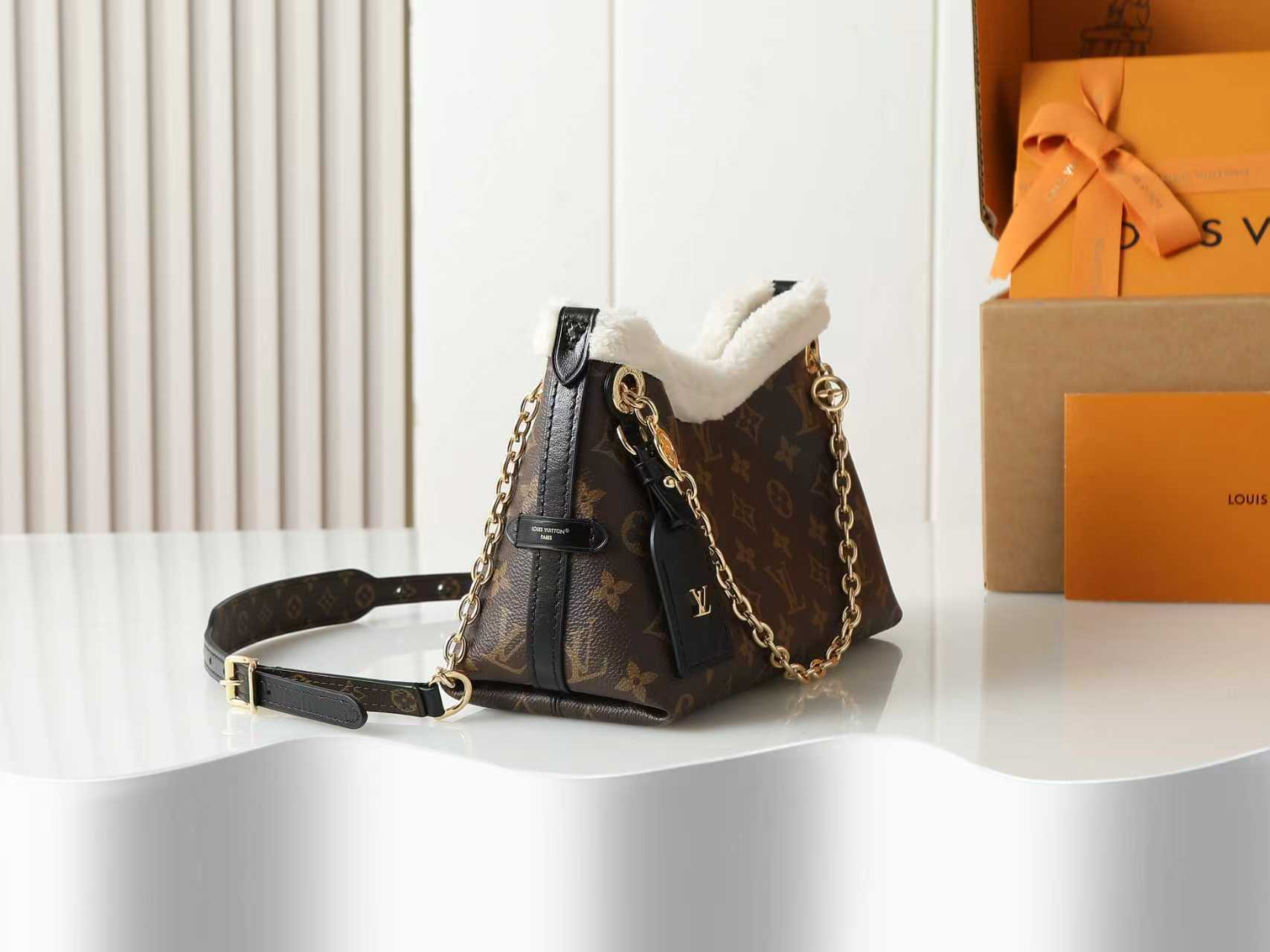 💰480【163C01动态芯片】‼️顶级原单、加强版‼️CarryAll BB 手袋为 Monogram 帆布搭配舒适羊毛皮饰边，为本季雪场内外增添潮流之选。搭配防护肩垫的耀目链条升级舒适度，皮质标识名牌颂扬品牌精湛匠艺与旅行传承。
型號：M26568
尺寸：17 x 10 x 26 厘米 
(高 x 宽 x 长度)