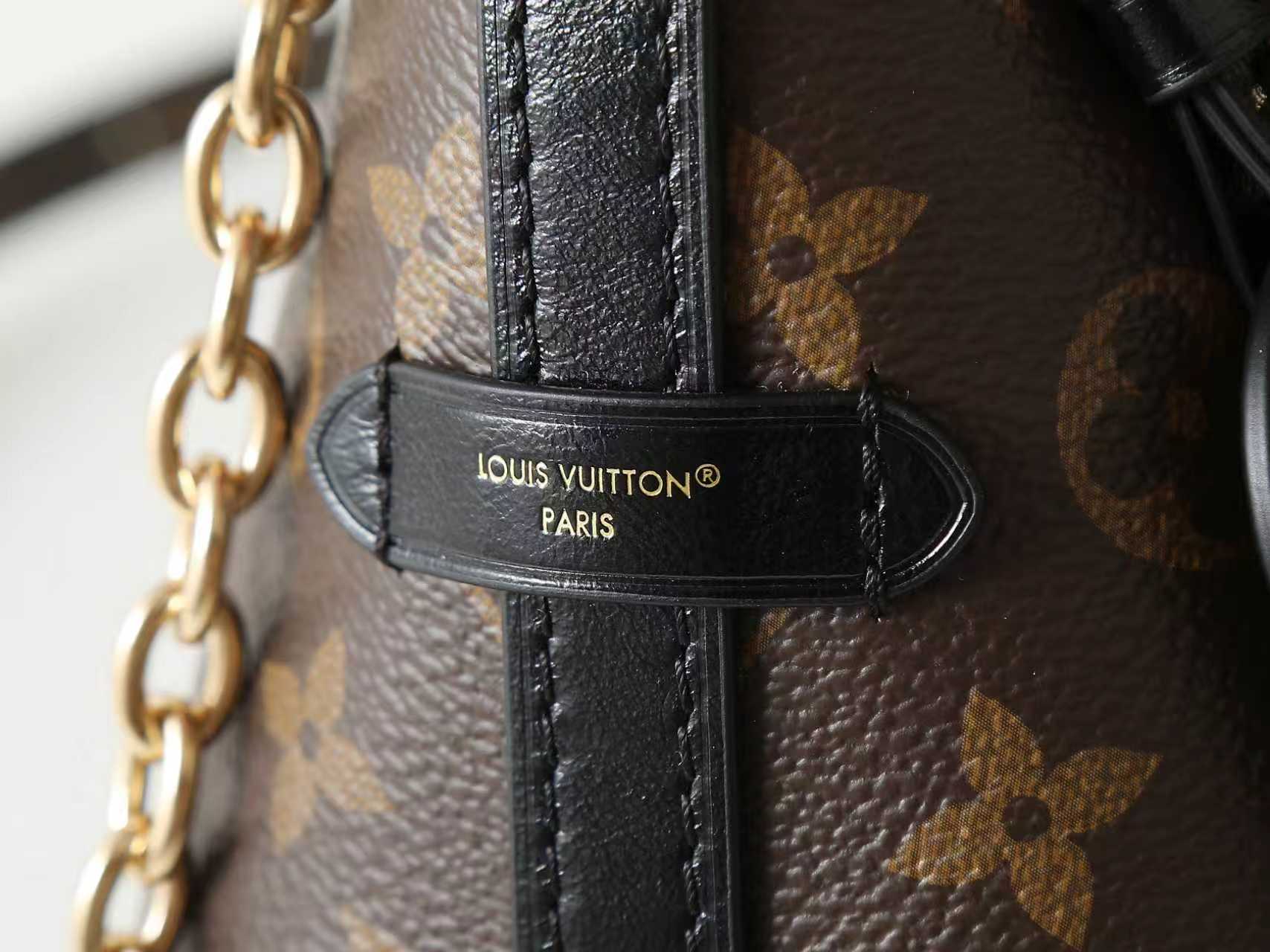 💰480【163C01动态芯片】‼️顶级原单、加强版‼️CarryAll BB 手袋为 Monogram 帆布搭配舒适羊毛皮饰边，为本季雪场内外增添潮流之选。搭配防护肩垫的耀目链条升级舒适度，皮质标识名牌颂扬品牌精湛匠艺与旅行传承。
型號：M26568
尺寸：17 x 10 x 26 厘米 
(高 x 宽 x 长度)