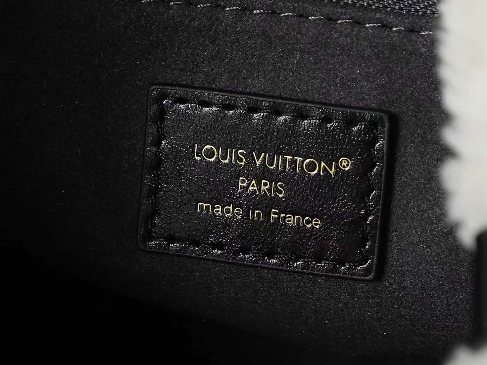 💰480【163C01动态芯片】‼️顶级原单、加强版‼️CarryAll BB 手袋为 Monogram 帆布搭配舒适羊毛皮饰边，为本季雪场内外增添潮流之选。搭配防护肩垫的耀目链条升级舒适度，皮质标识名牌颂扬品牌精湛匠艺与旅行传承。
型號：M26568
尺寸：17 x 10 x 26 厘米 
(高 x 宽 x 长度)