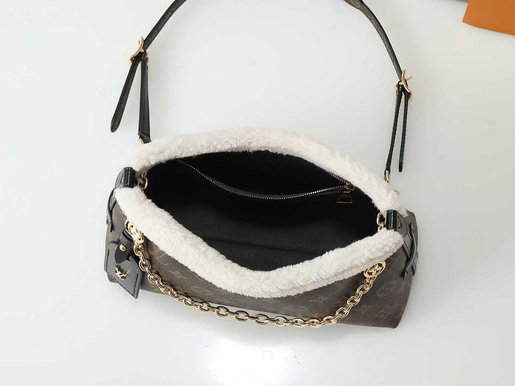 💰480【163C01动态芯片】‼️顶级原单、加强版‼️CarryAll BB 手袋为 Monogram 帆布搭配舒适羊毛皮饰边，为本季雪场内外增添潮流之选。搭配防护肩垫的耀目链条升级舒适度，皮质标识名牌颂扬品牌精湛匠艺与旅行传承。
型號：M26568
尺寸：17 x 10 x 26 厘米 
(高 x 宽 x 长度)