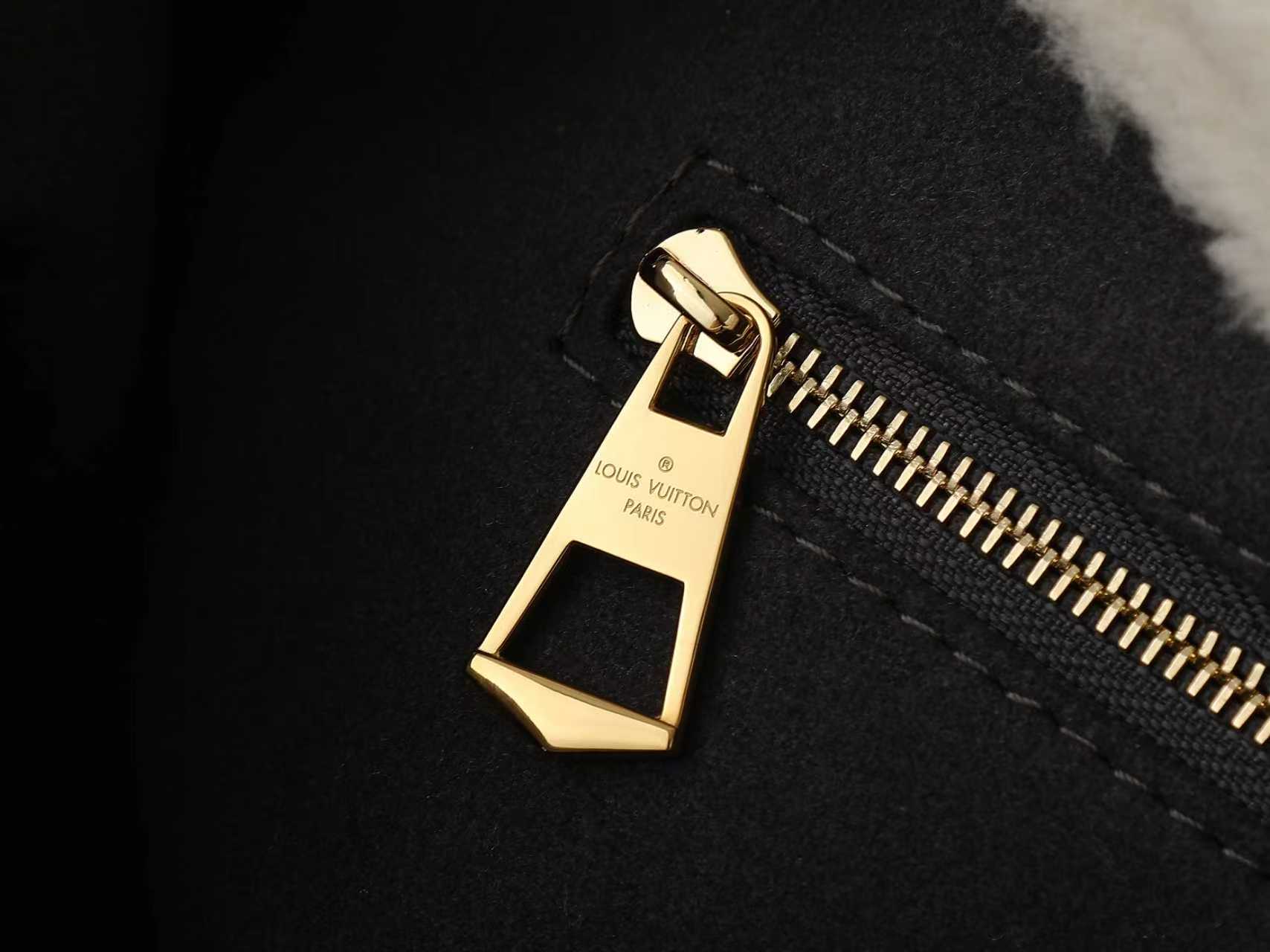 💰480【163C01动态芯片】‼️顶级原单、加强版‼️CarryAll BB 手袋为 Monogram 帆布搭配舒适羊毛皮饰边，为本季雪场内外增添潮流之选。搭配防护肩垫的耀目链条升级舒适度，皮质标识名牌颂扬品牌精湛匠艺与旅行传承。
型號：M26568
尺寸：17 x 10 x 26 厘米 
(高 x 宽 x 长度)