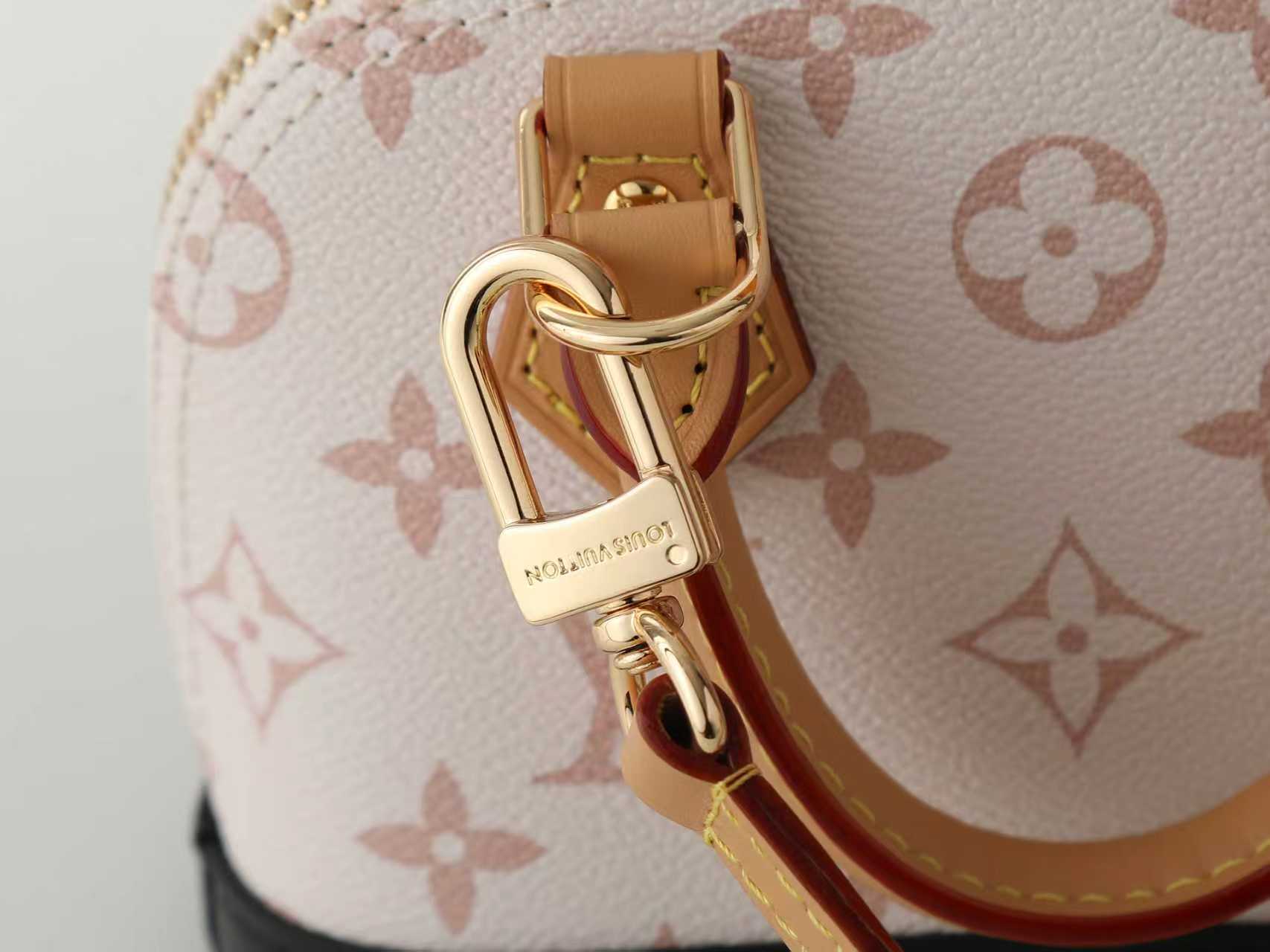 💰380【163C01动态芯片】‼️顶级原单、加强版‼️本款 Nano Alma 手袋浓缩 Alma 手袋的经典构型，为 2024 早春秀场的 Monogram Dune 帆布勾勒皮革饰边。精巧手柄和可拆卸并调节的肩带实现多种背携方式。
型號：M46895
尺寸：18 x 12 x 8 厘米 
(长度 x 高 x 宽)