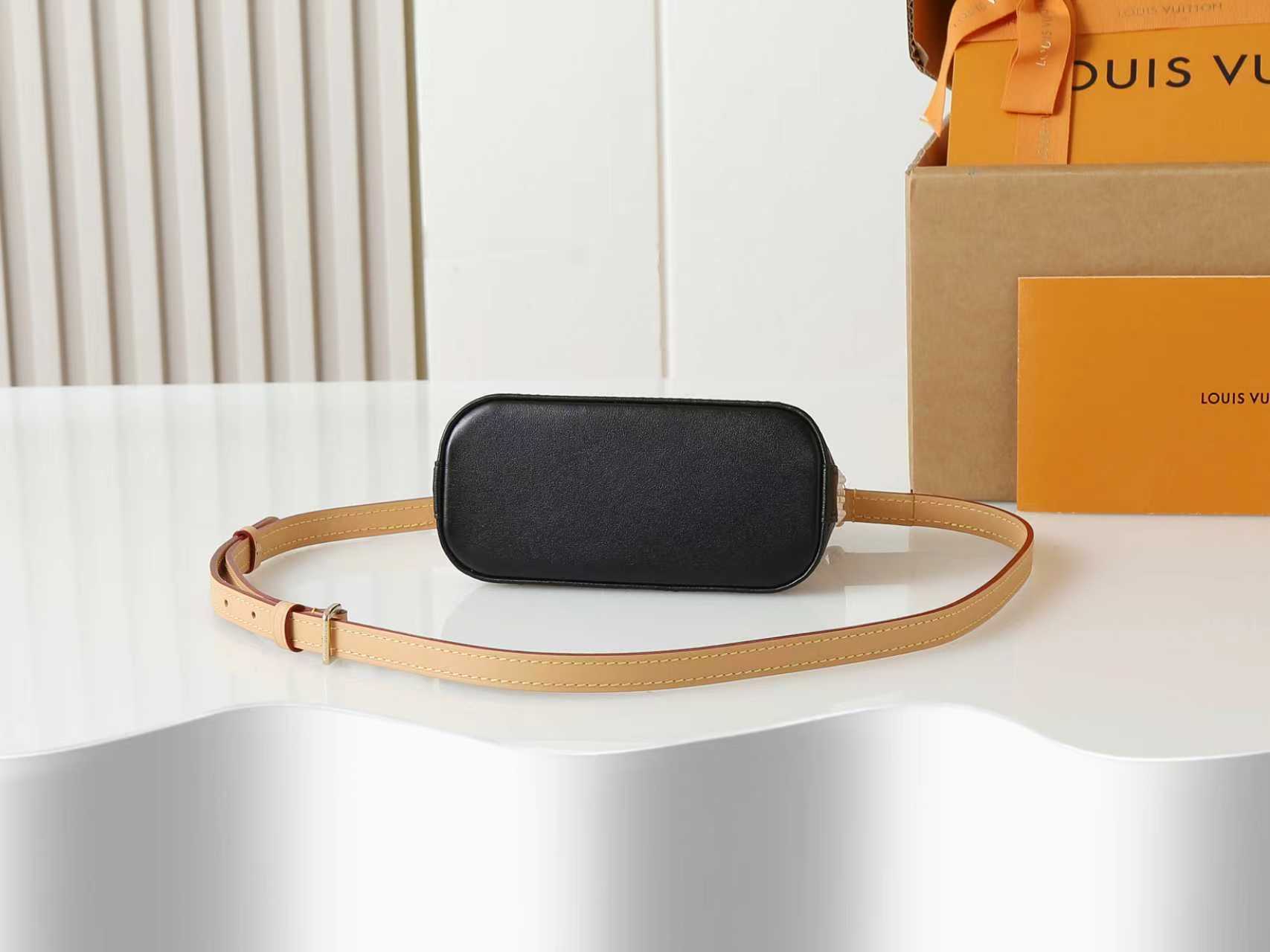 💰380【163C01动态芯片】‼️顶级原单、加强版‼️本款 Nano Alma 手袋浓缩 Alma 手袋的经典构型，为 2024 早春秀场的 Monogram Dune 帆布勾勒皮革饰边。精巧手柄和可拆卸并调节的肩带实现多种背携方式。
型號：M46895
尺寸：18 x 12 x 8 厘米 
(长度 x 高 x 宽)