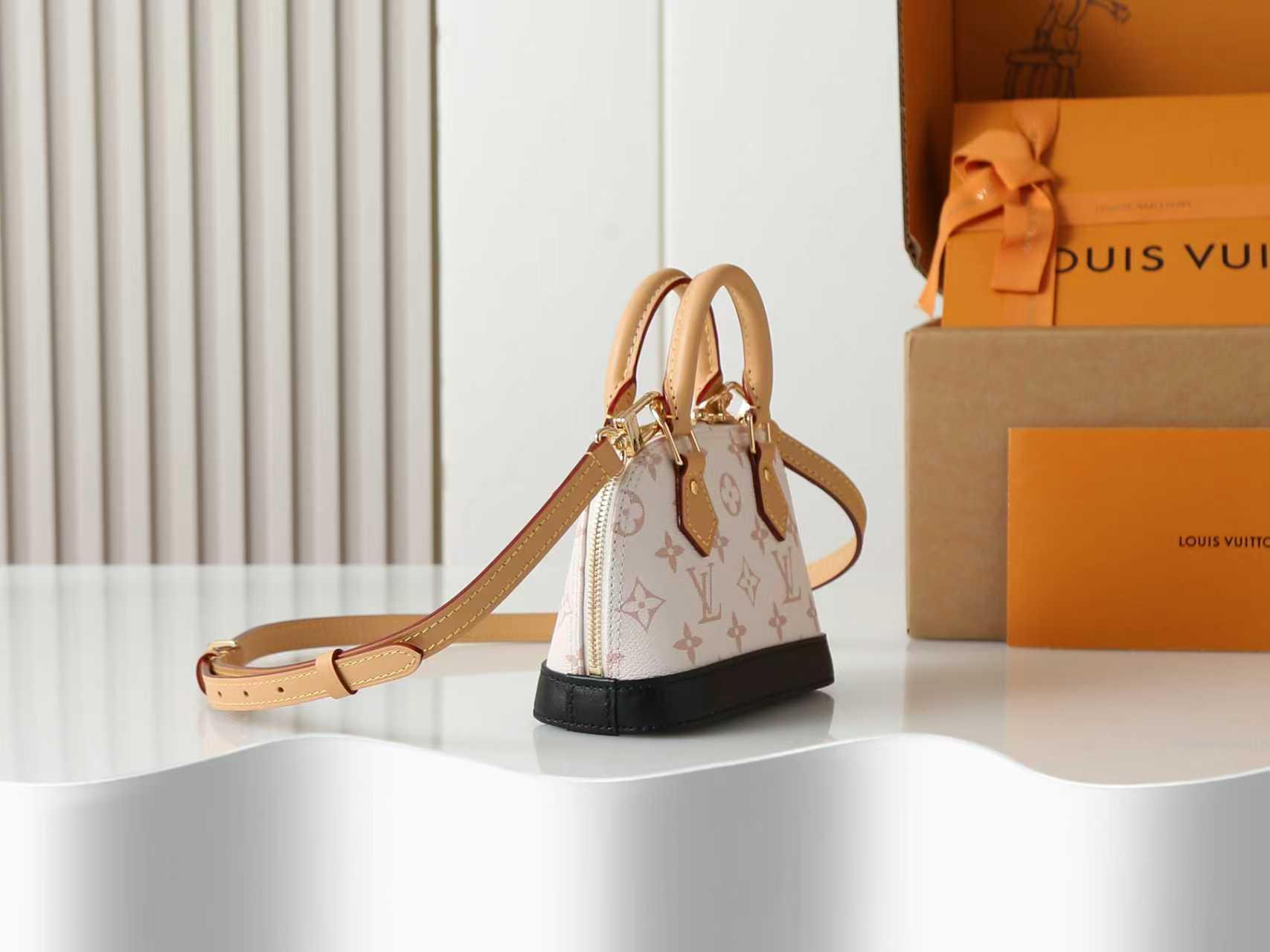 💰380【163C01动态芯片】‼️顶级原单、加强版‼️本款 Nano Alma 手袋浓缩 Alma 手袋的经典构型，为 2024 早春秀场的 Monogram Dune 帆布勾勒皮革饰边。精巧手柄和可拆卸并调节的肩带实现多种背携方式。
型號：M46895
尺寸：18 x 12 x 8 厘米 
(长度 x 高 x 宽)