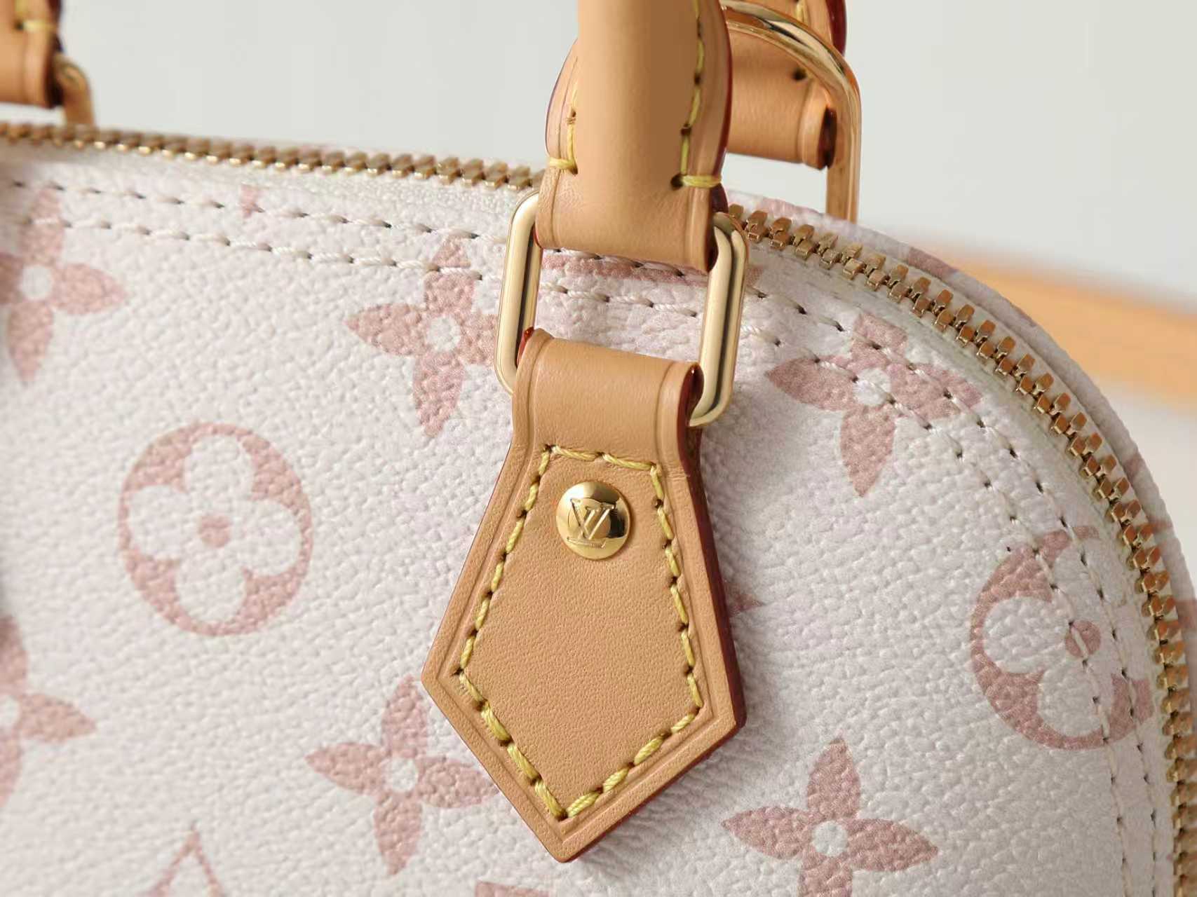 💰380【163C01动态芯片】‼️顶级原单、加强版‼️本款 Nano Alma 手袋浓缩 Alma 手袋的经典构型，为 2024 早春秀场的 Monogram Dune 帆布勾勒皮革饰边。精巧手柄和可拆卸并调节的肩带实现多种背携方式。
型號：M46895
尺寸：18 x 12 x 8 厘米 
(长度 x 高 x 宽)