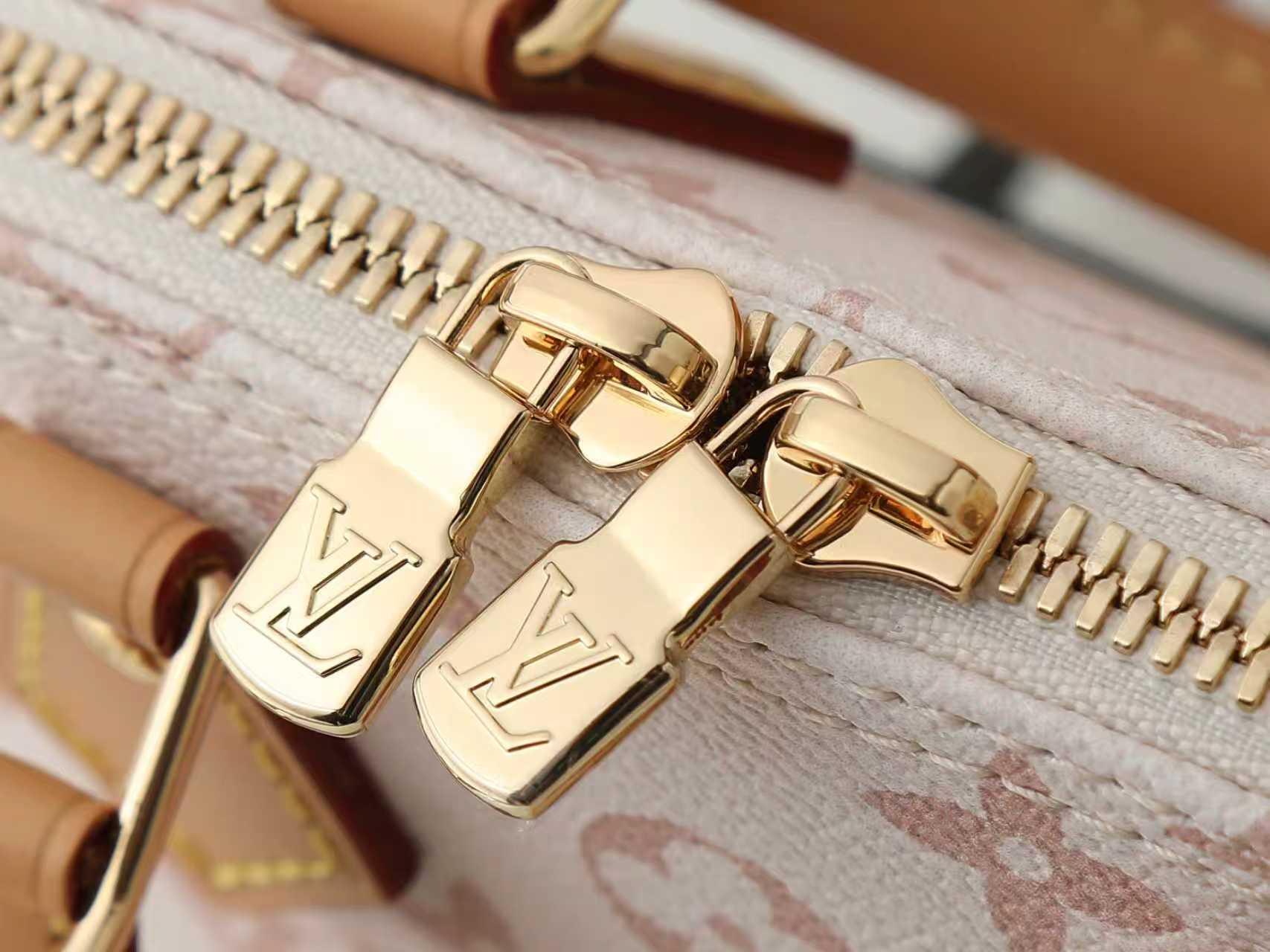 💰380【163C01动态芯片】‼️顶级原单、加强版‼️本款 Nano Alma 手袋浓缩 Alma 手袋的经典构型，为 2024 早春秀场的 Monogram Dune 帆布勾勒皮革饰边。精巧手柄和可拆卸并调节的肩带实现多种背携方式。
型號：M46895
尺寸：18 x 12 x 8 厘米 
(长度 x 高 x 宽)