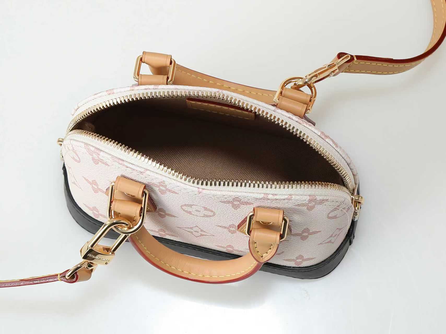 💰380【163C01动态芯片】‼️顶级原单、加强版‼️本款 Nano Alma 手袋浓缩 Alma 手袋的经典构型，为 2024 早春秀场的 Monogram Dune 帆布勾勒皮革饰边。精巧手柄和可拆卸并调节的肩带实现多种背携方式。
型號：M46895
尺寸：18 x 12 x 8 厘米 
(长度 x 高 x 宽)