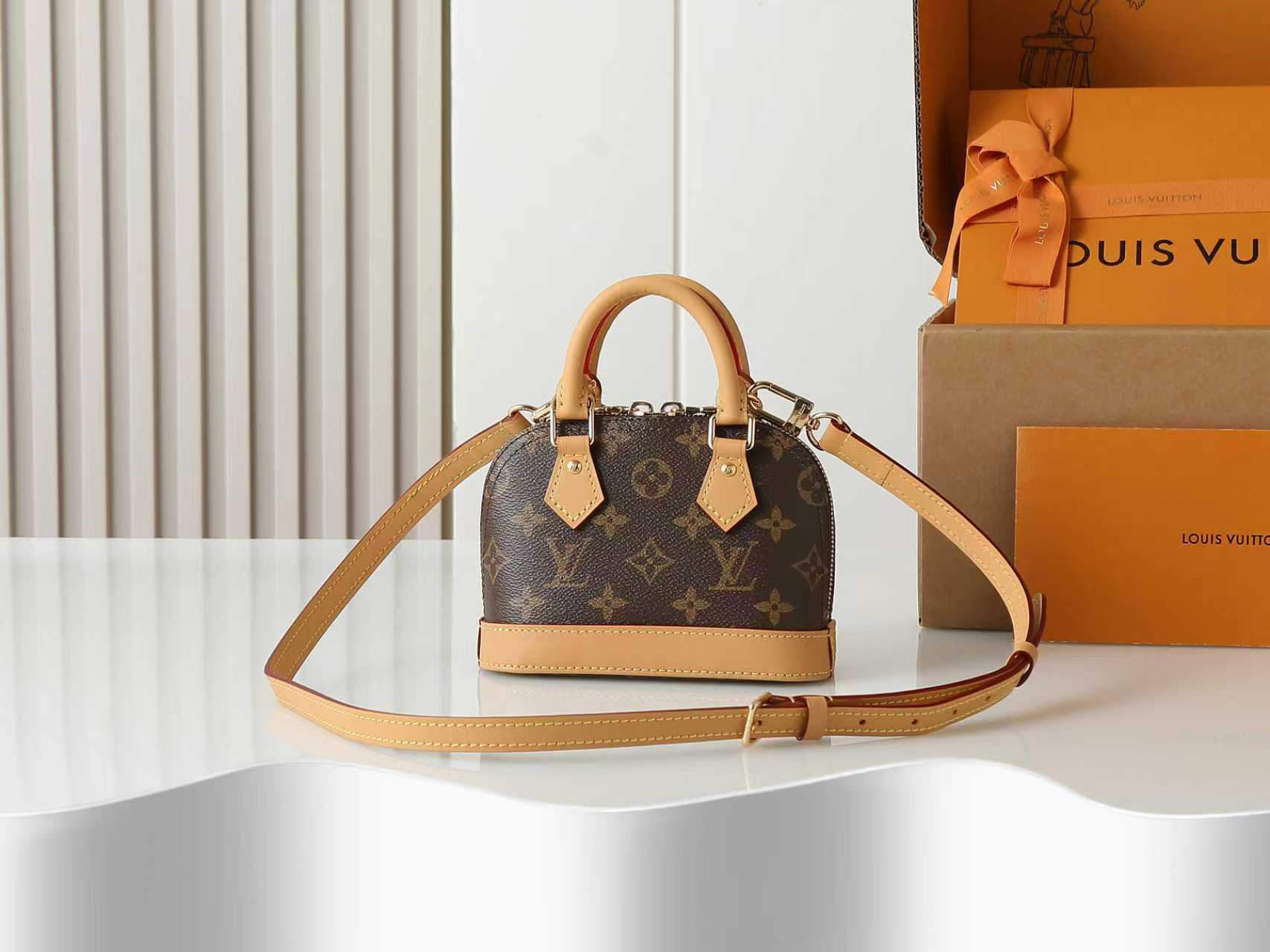 💰360【163C01动态芯片】‼️顶级原单、加强版‼️ New launch Nano Alma 手袋 用微型版本再现象征性的阿尔玛包的纳米阿尔玛。与天然皮革材质的装饰相协调的路易威登的签名Monogram帆布素材。结合传统的魅力和现代的功能性，精巧地制作的项目。打开双拉链的话，会露出具有惊人的充裕的收纳空间的内部的设计。利用两个皮革手柄和可调节的可拆卸肩带，可以演出多种风格。
型號：M82717
尺寸：18 x 12 x 8 厘米 
(长度 x 高 x 宽)