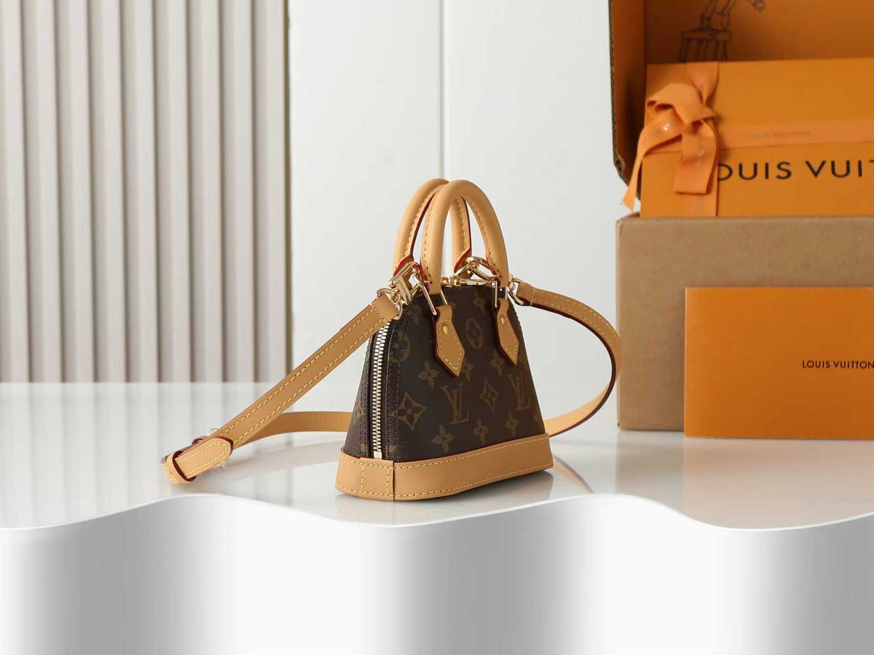 💰360【163C01动态芯片】‼️顶级原单、加强版‼️ New launch Nano Alma 手袋 用微型版本再现象征性的阿尔玛包的纳米阿尔玛。与天然皮革材质的装饰相协调的路易威登的签名Monogram帆布素材。结合传统的魅力和现代的功能性，精巧地制作的项目。打开双拉链的话，会露出具有惊人的充裕的收纳空间的内部的设计。利用两个皮革手柄和可调节的可拆卸肩带，可以演出多种风格。
型號：M82717
尺寸：18 x 12 x 8 厘米 
(长度 x 高 x 宽)