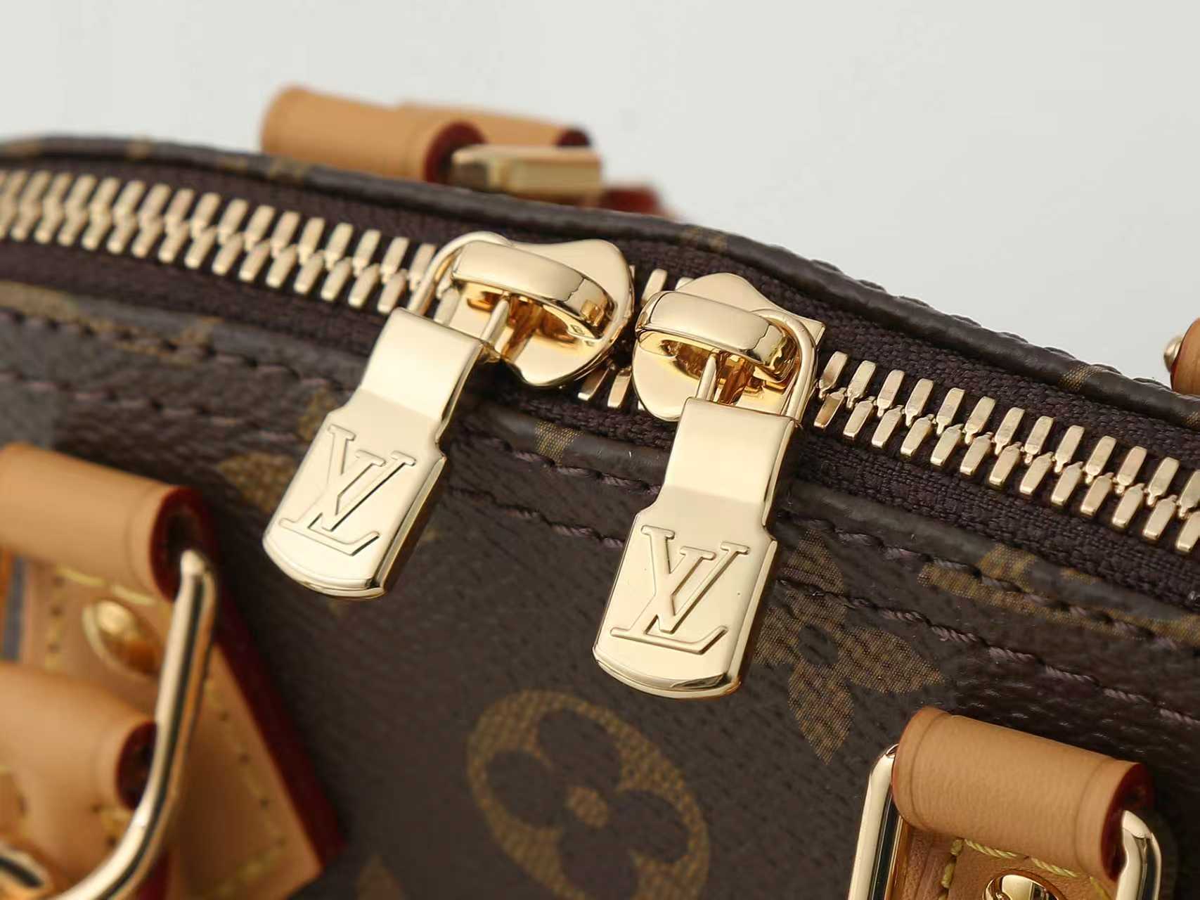 💰360【163C01动态芯片】‼️顶级原单、加强版‼️ New launch Nano Alma 手袋 用微型版本再现象征性的阿尔玛包的纳米阿尔玛。与天然皮革材质的装饰相协调的路易威登的签名Monogram帆布素材。结合传统的魅力和现代的功能性，精巧地制作的项目。打开双拉链的话，会露出具有惊人的充裕的收纳空间的内部的设计。利用两个皮革手柄和可调节的可拆卸肩带，可以演出多种风格。
型號：M82717
尺寸：18 x 12 x 8 厘米 
(长度 x 高 x 宽)