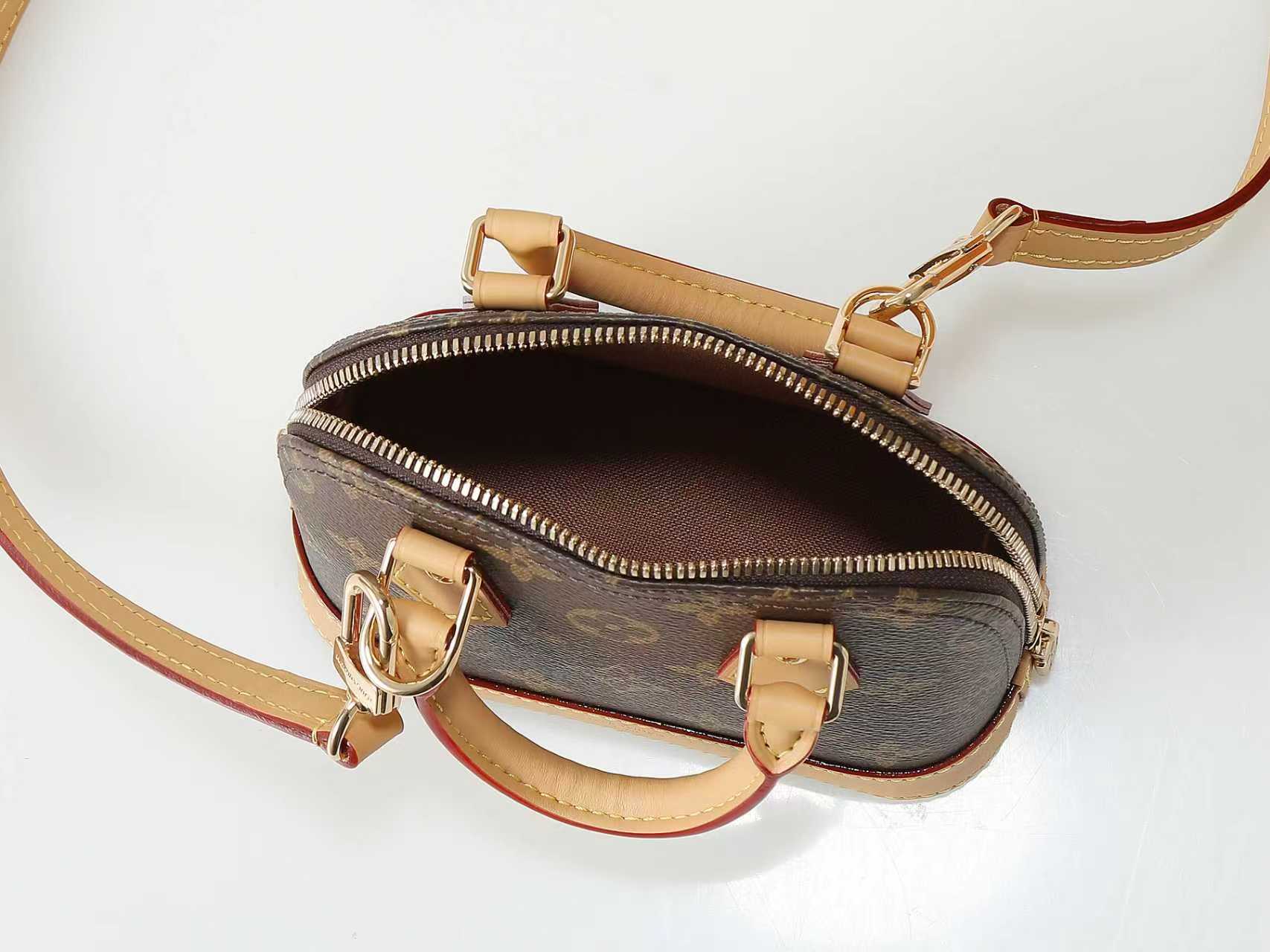 💰360【163C01动态芯片】‼️顶级原单、加强版‼️ New launch Nano Alma 手袋 用微型版本再现象征性的阿尔玛包的纳米阿尔玛。与天然皮革材质的装饰相协调的路易威登的签名Monogram帆布素材。结合传统的魅力和现代的功能性，精巧地制作的项目。打开双拉链的话，会露出具有惊人的充裕的收纳空间的内部的设计。利用两个皮革手柄和可调节的可拆卸肩带，可以演出多种风格。
型號：M82717
尺寸：18 x 12 x 8 厘米 
(长度 x 高 x 宽)