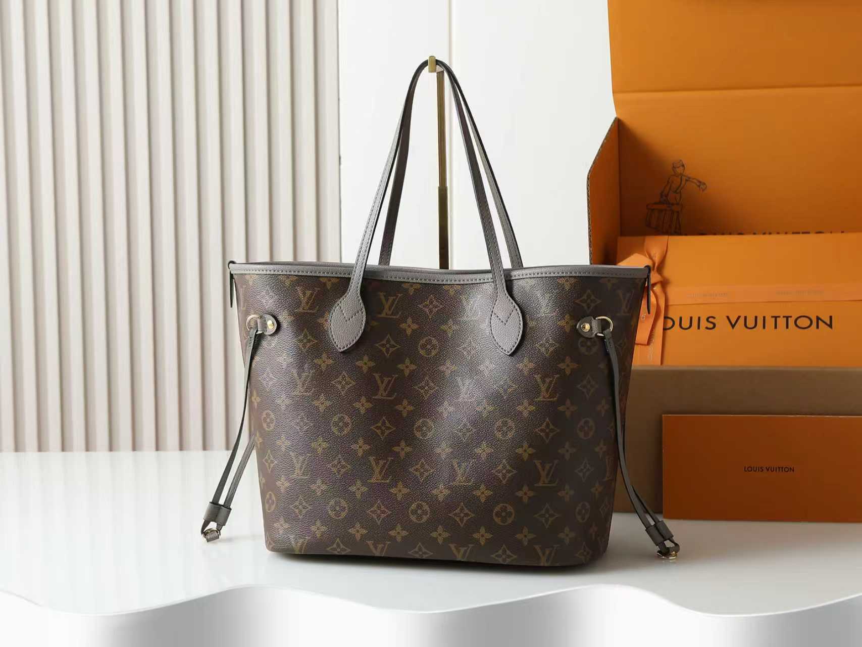 💰470【163C01动态芯片】‼️顶级原单、加强版‼️Neverfull Inside Out 中号手袋出自 Back To School 系列，以帆布和皮革演绎双面设计，再借牛皮革饰边与雅致金属件丰富细节。充裕构型设有可拆卸拉链袋，令笔记本电脑等日常物品实现齐整收纳。
型號：M25664
尺寸：28 x 14 x 31 厘米 
(高 x 宽 x 长度)