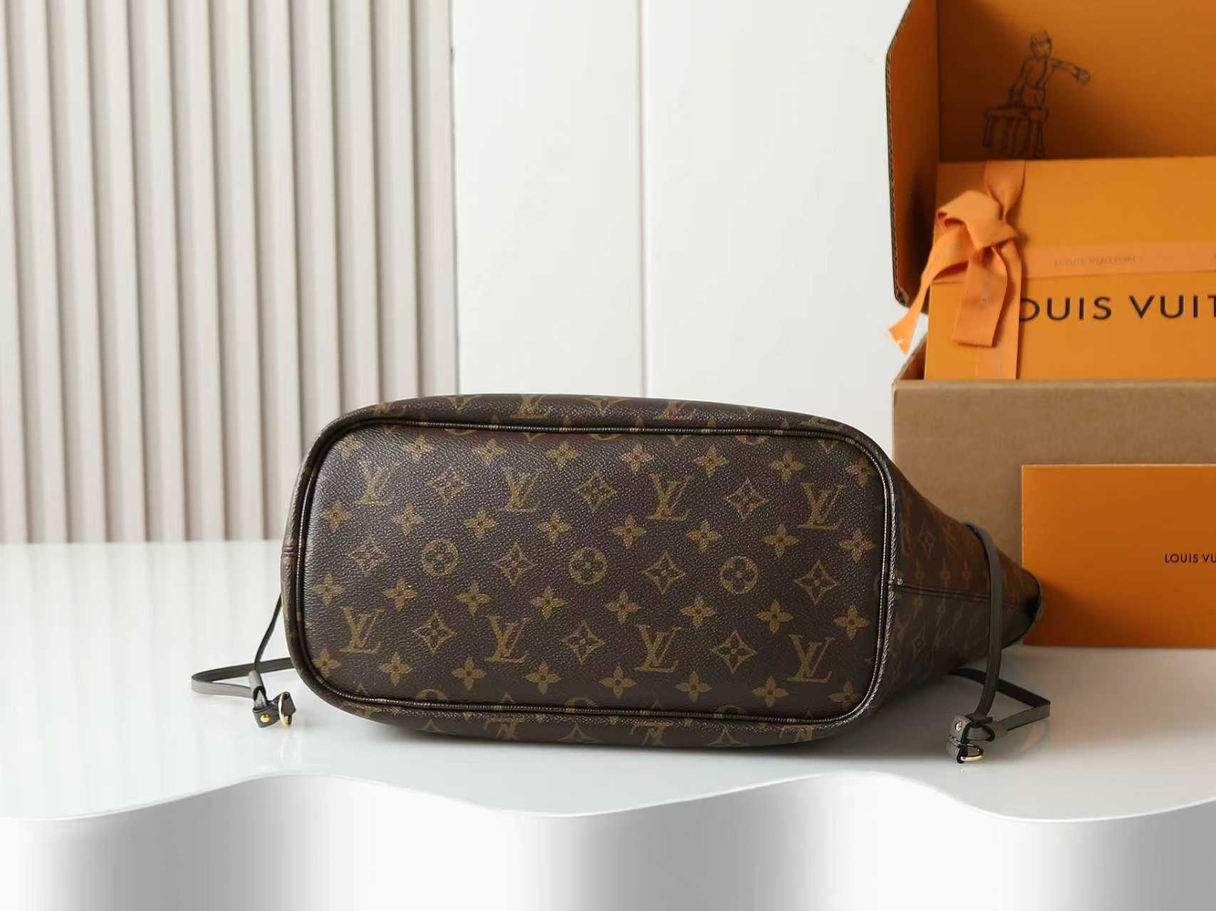 💰470【163C01动态芯片】‼️顶级原单、加强版‼️Neverfull Inside Out 中号手袋出自 Back To School 系列，以帆布和皮革演绎双面设计，再借牛皮革饰边与雅致金属件丰富细节。充裕构型设有可拆卸拉链袋，令笔记本电脑等日常物品实现齐整收纳。
型號：M25664
尺寸：28 x 14 x 31 厘米 
(高 x 宽 x 长度)