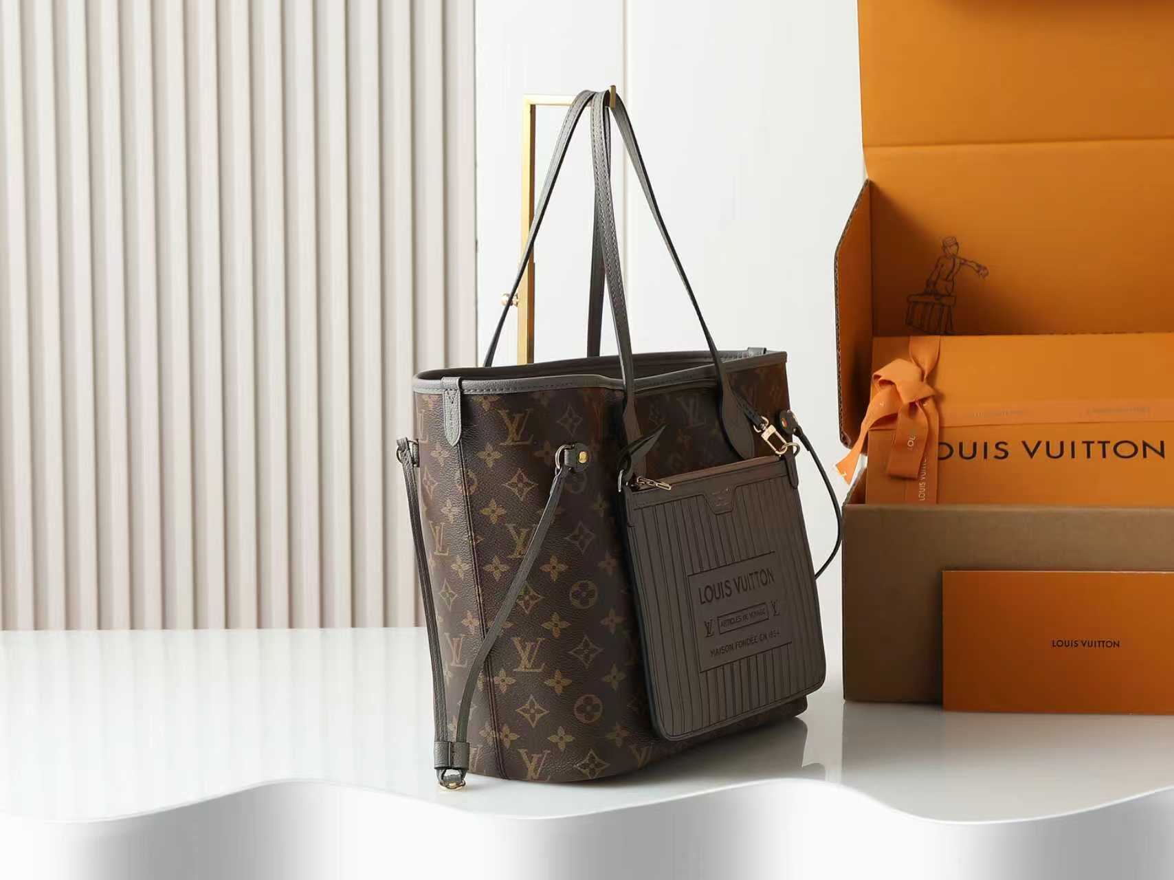 💰470【163C01动态芯片】‼️顶级原单、加强版‼️Neverfull Inside Out 中号手袋出自 Back To School 系列，以帆布和皮革演绎双面设计，再借牛皮革饰边与雅致金属件丰富细节。充裕构型设有可拆卸拉链袋，令笔记本电脑等日常物品实现齐整收纳。
型號：M25664
尺寸：28 x 14 x 31 厘米 
(高 x 宽 x 长度)