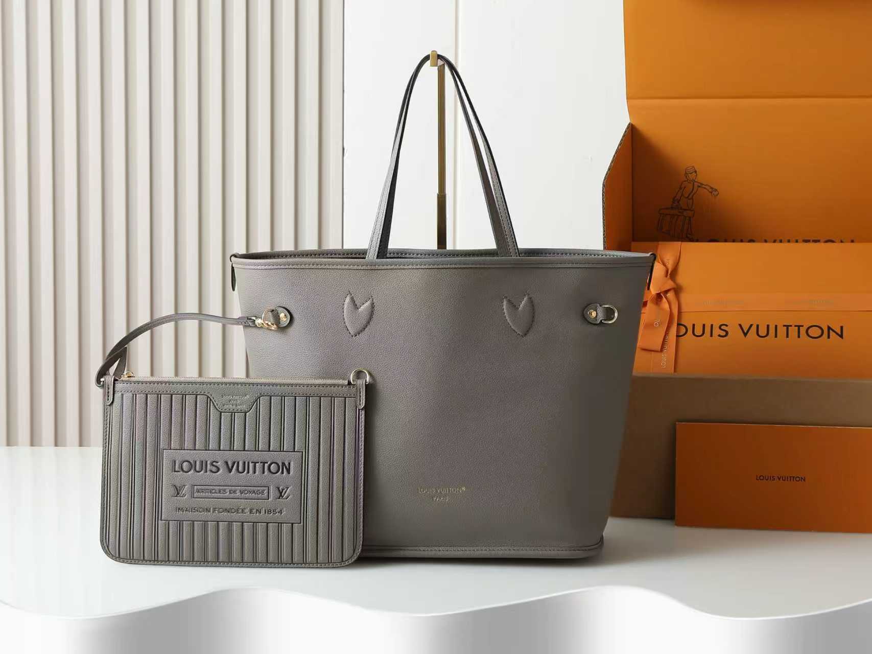 💰470【163C01动态芯片】‼️顶级原单、加强版‼️Neverfull Inside Out 中号手袋出自 Back To School 系列，以帆布和皮革演绎双面设计，再借牛皮革饰边与雅致金属件丰富细节。充裕构型设有可拆卸拉链袋，令笔记本电脑等日常物品实现齐整收纳。
型號：M25664
尺寸：28 x 14 x 31 厘米 
(高 x 宽 x 长度)