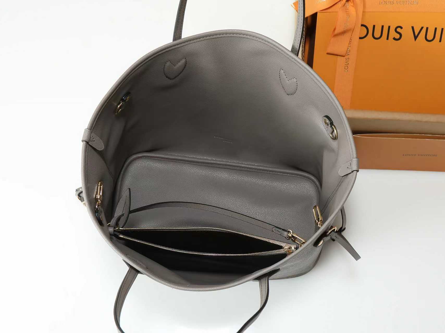 💰470【163C01动态芯片】‼️顶级原单、加强版‼️Neverfull Inside Out 中号手袋出自 Back To School 系列，以帆布和皮革演绎双面设计，再借牛皮革饰边与雅致金属件丰富细节。充裕构型设有可拆卸拉链袋，令笔记本电脑等日常物品实现齐整收纳。
型號：M25664
尺寸：28 x 14 x 31 厘米 
(高 x 宽 x 长度)