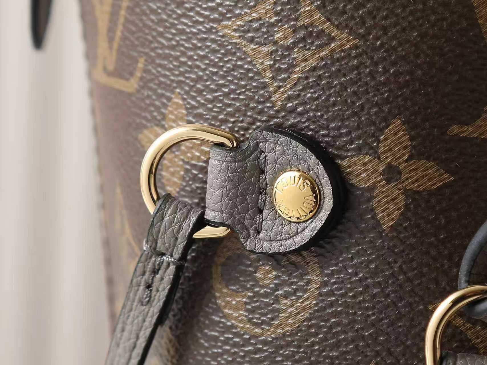 💰470【163C01动态芯片】‼️顶级原单、加强版‼️Neverfull Inside Out 中号手袋出自 Back To School 系列，以帆布和皮革演绎双面设计，再借牛皮革饰边与雅致金属件丰富细节。充裕构型设有可拆卸拉链袋，令笔记本电脑等日常物品实现齐整收纳。
型號：M25664
尺寸：28 x 14 x 31 厘米 
(高 x 宽 x 长度)