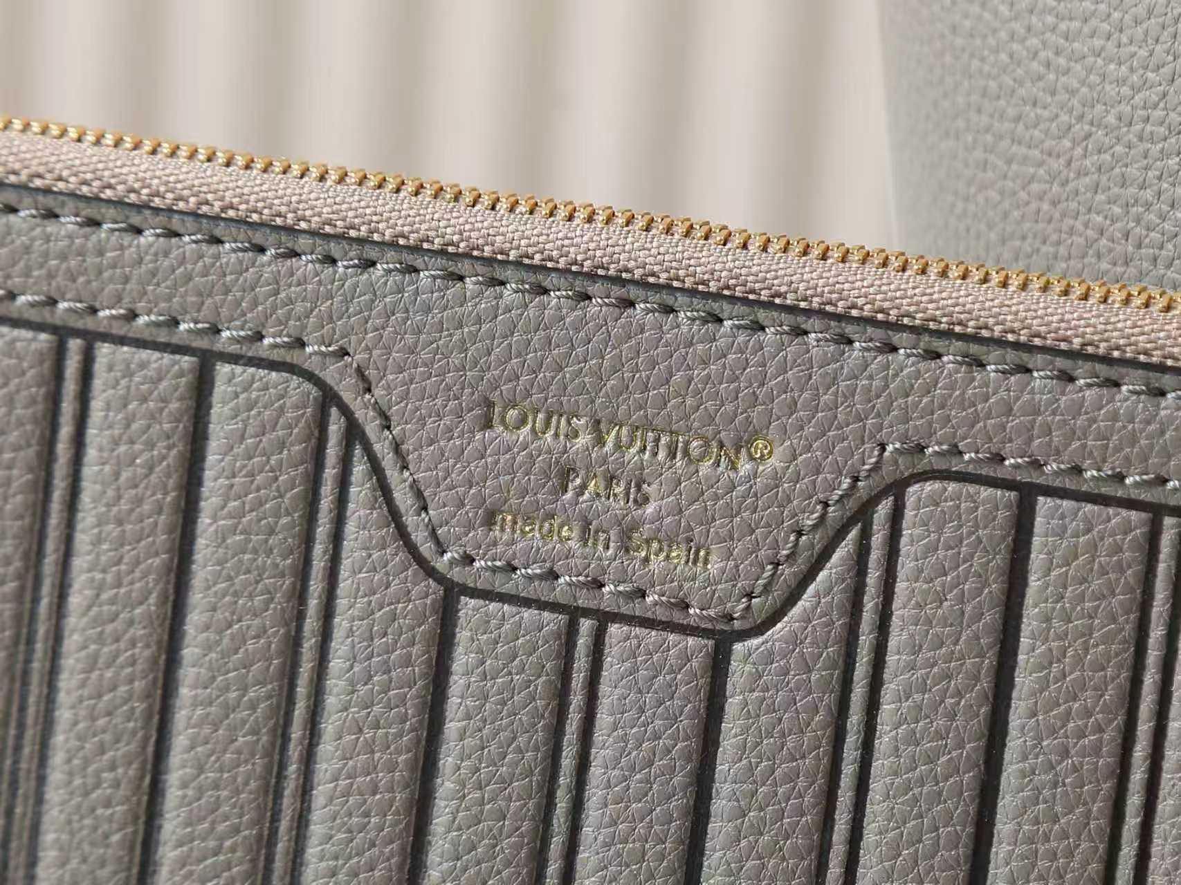 💰470【163C01动态芯片】‼️顶级原单、加强版‼️Neverfull Inside Out 中号手袋出自 Back To School 系列，以帆布和皮革演绎双面设计，再借牛皮革饰边与雅致金属件丰富细节。充裕构型设有可拆卸拉链袋，令笔记本电脑等日常物品实现齐整收纳。
型號：M25664
尺寸：28 x 14 x 31 厘米 
(高 x 宽 x 长度)