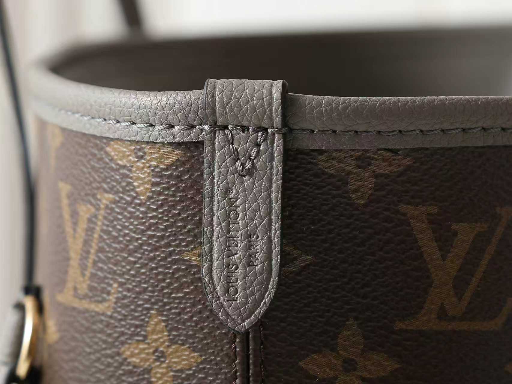 💰470【163C01动态芯片】‼️顶级原单、加强版‼️Neverfull Inside Out 中号手袋出自 Back To School 系列，以帆布和皮革演绎双面设计，再借牛皮革饰边与雅致金属件丰富细节。充裕构型设有可拆卸拉链袋，令笔记本电脑等日常物品实现齐整收纳。
型號：M25664
尺寸：28 x 14 x 31 厘米 
(高 x 宽 x 长度)