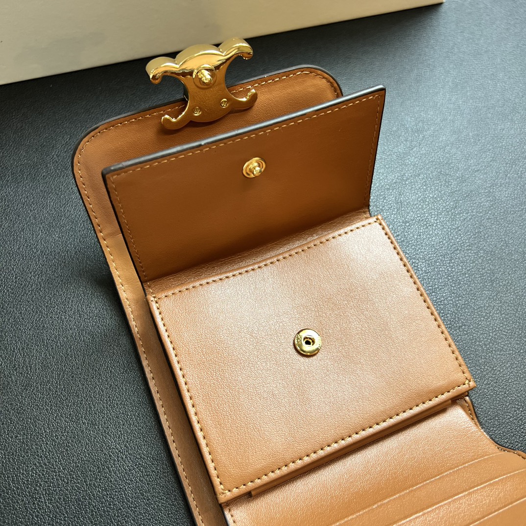 Celine Leather Wallet Review: Stylish, Durable, and Functional with Multiple Compartments - 图片 7