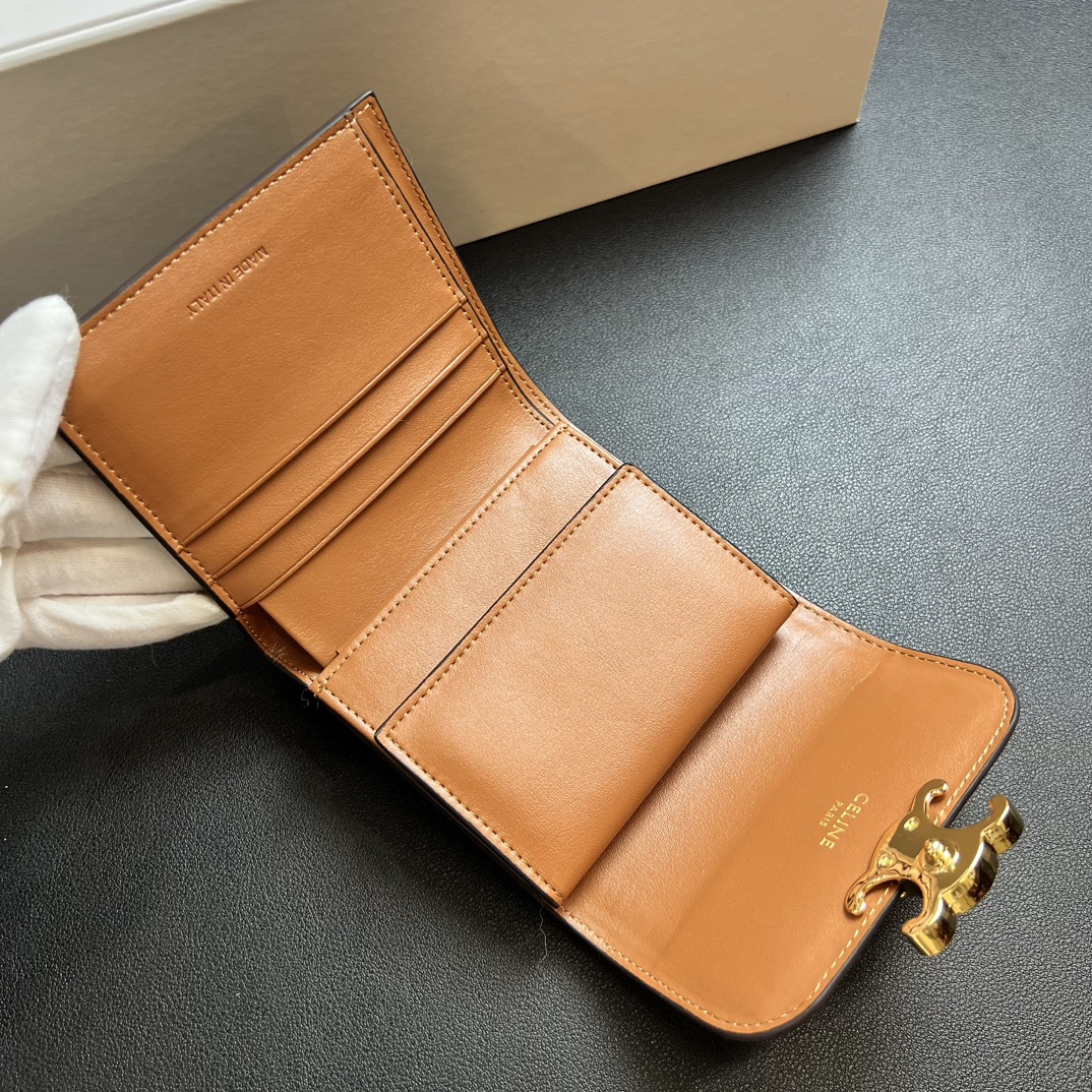 Celine Leather Wallet Review: Stylish, Durable, and Functional with Multiple Compartments - 图片 9