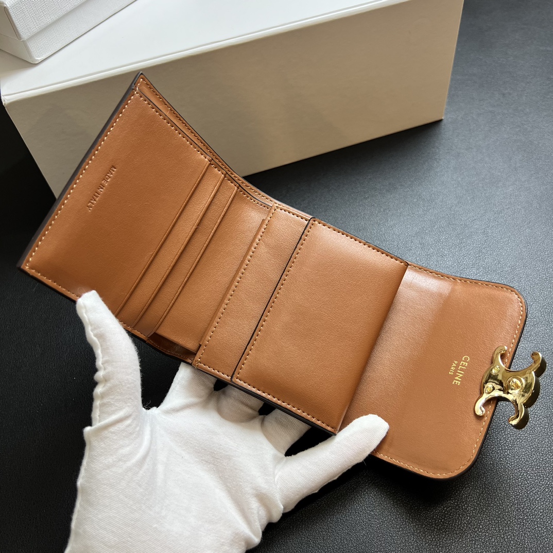 Celine Leather Wallet Review: Stylish, Durable, and Functional with Multiple Compartments - 图片 8
