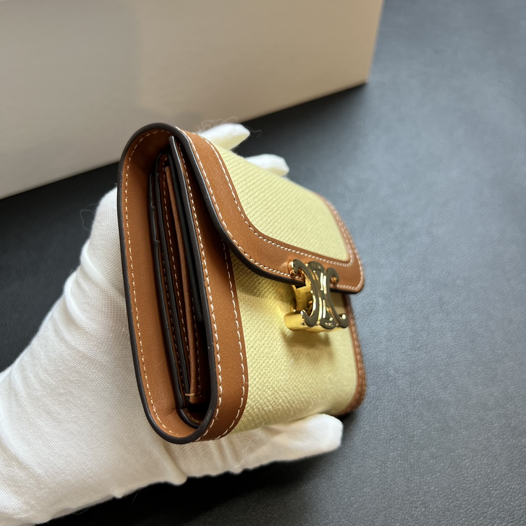 Celine Leather Wallet Review: Stylish, Durable, and Functional with Multiple Compartments - 图片 4