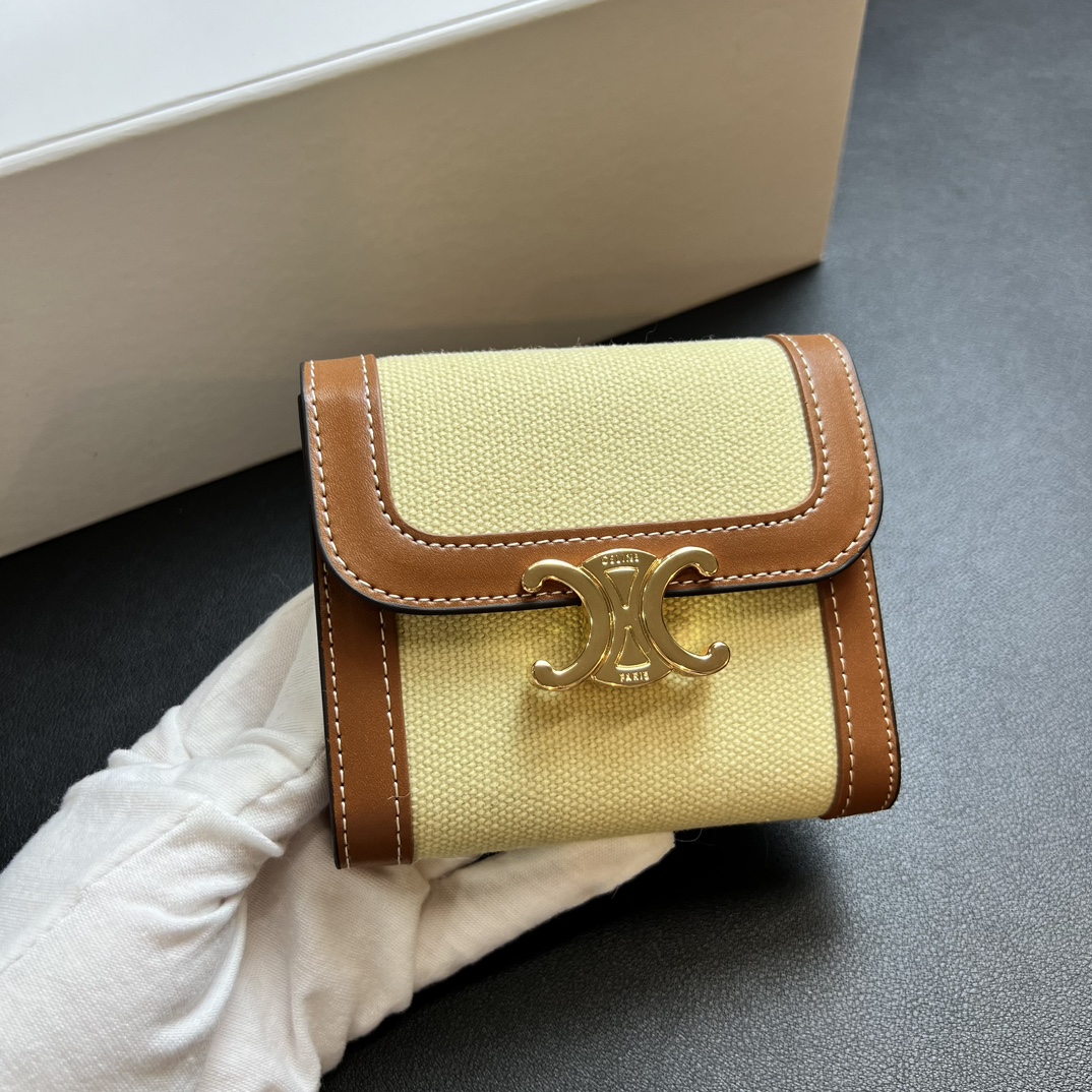 Celine Leather Wallet Review: Stylish, Durable, and Functional with Multiple Compartments - 图片 3