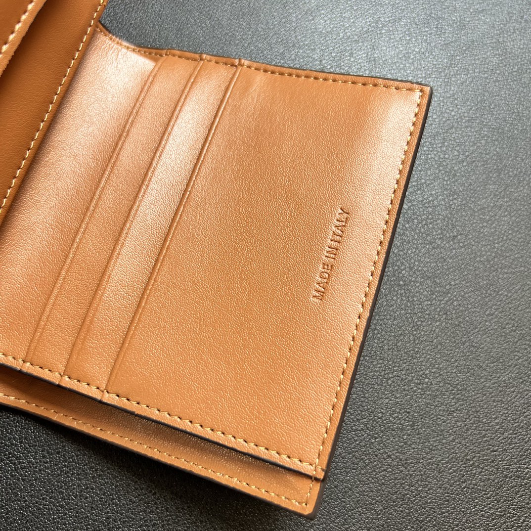 Celine Leather Wallet Review: Stylish, Durable, and Functional with Multiple Compartments - 图片 6