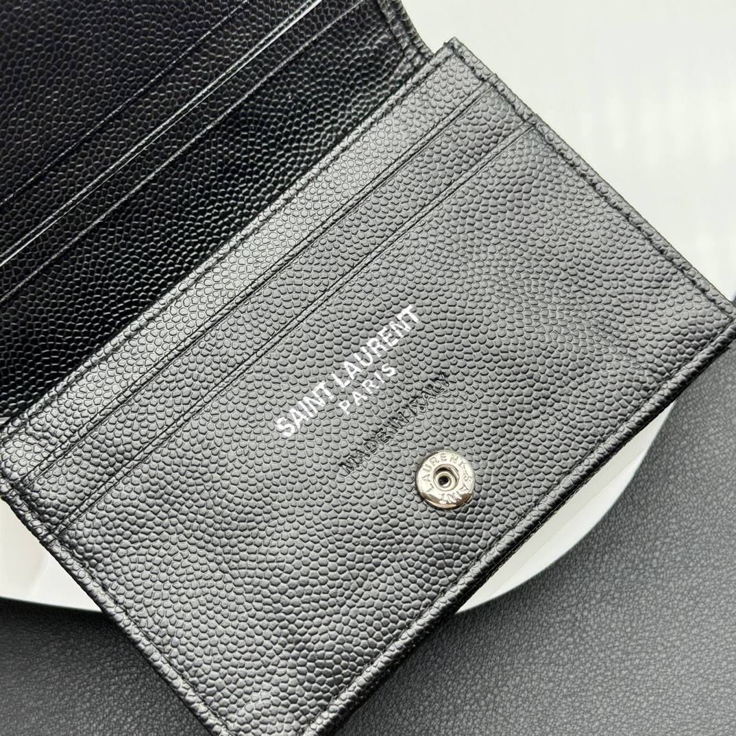 マテラッサ 小牛皮カードケース コンパクトで実用的なデザイン