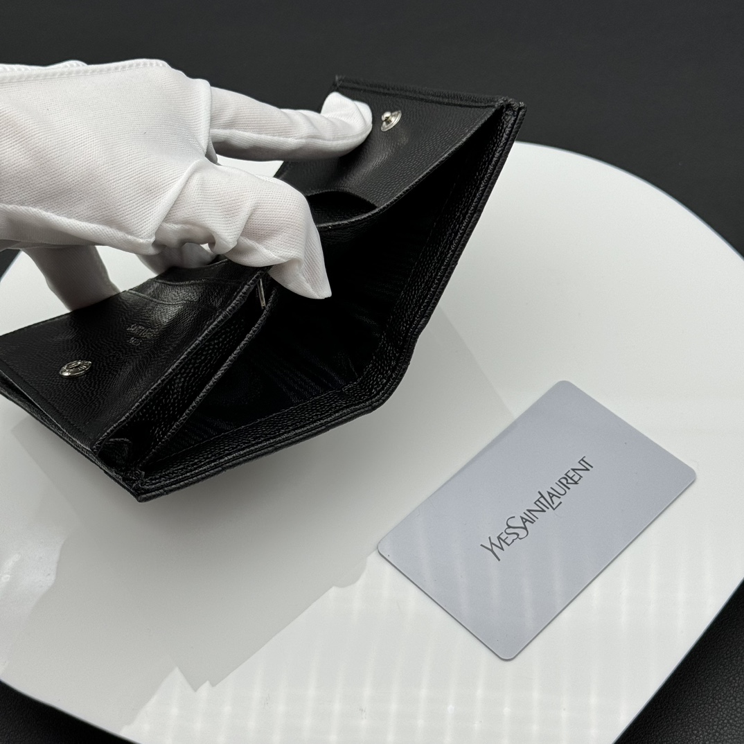 マテラッサ 小牛皮カードケース コンパクトで実用的なデザイン