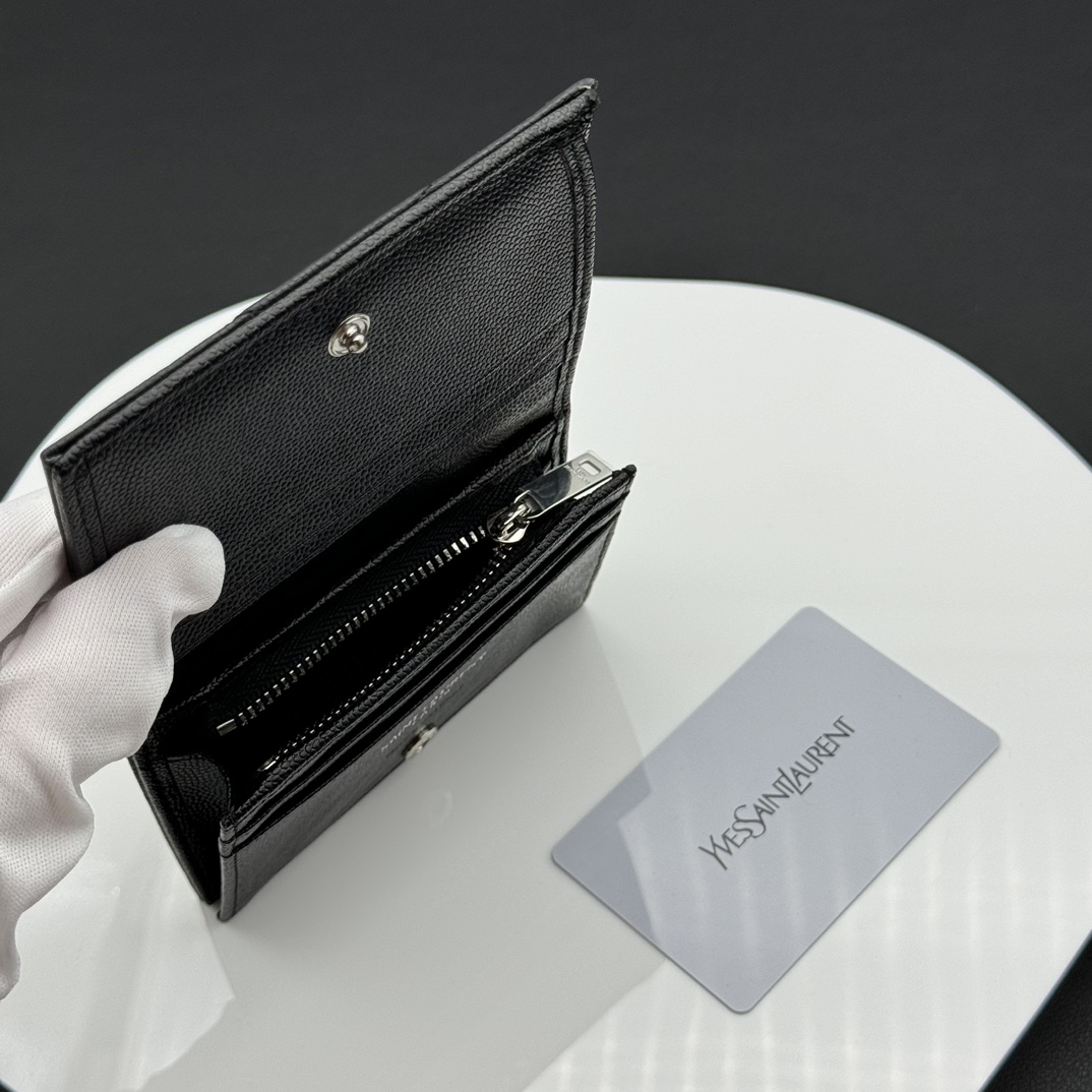 マテラッサ 小牛皮カードケース コンパクトで実用的なデザイン