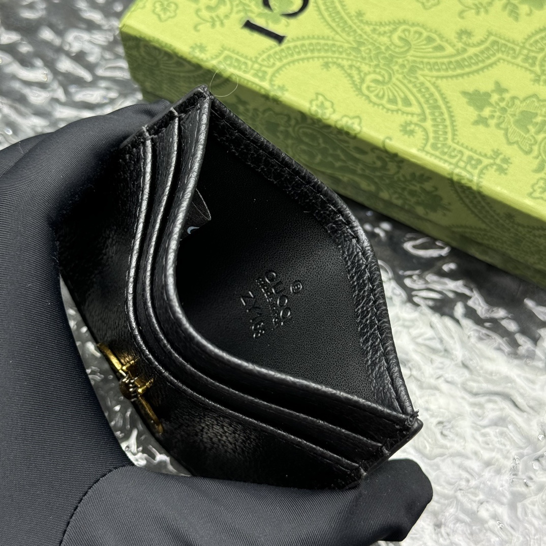 💎顶级原版
🇮🇹🇮🇹 G家最新卡包到货,也可作为卡包使用,是品牌主推的一款实用设计单品。经典GG图案是