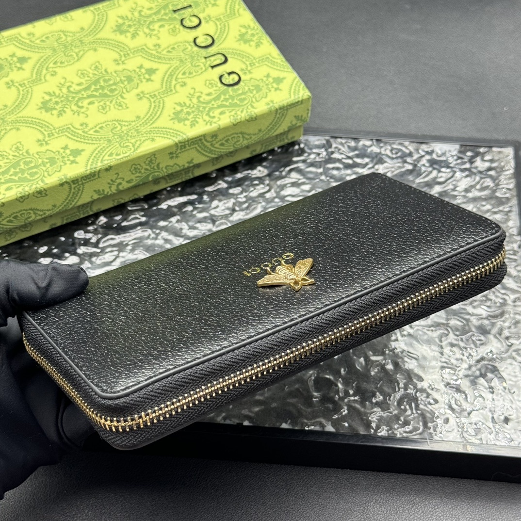 💎顶级原版
🇮🇹新款单拉,专柜同步 采用Gucci标志性 金属配件醒目装饰。采用热压小牛皮制作,以获得