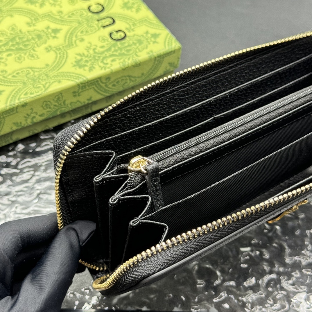 💎顶级原版
🇮🇹新款单拉,专柜同步 采用Gucci标志性 金属配件醒目装饰。采用热压小牛皮制作,以获得