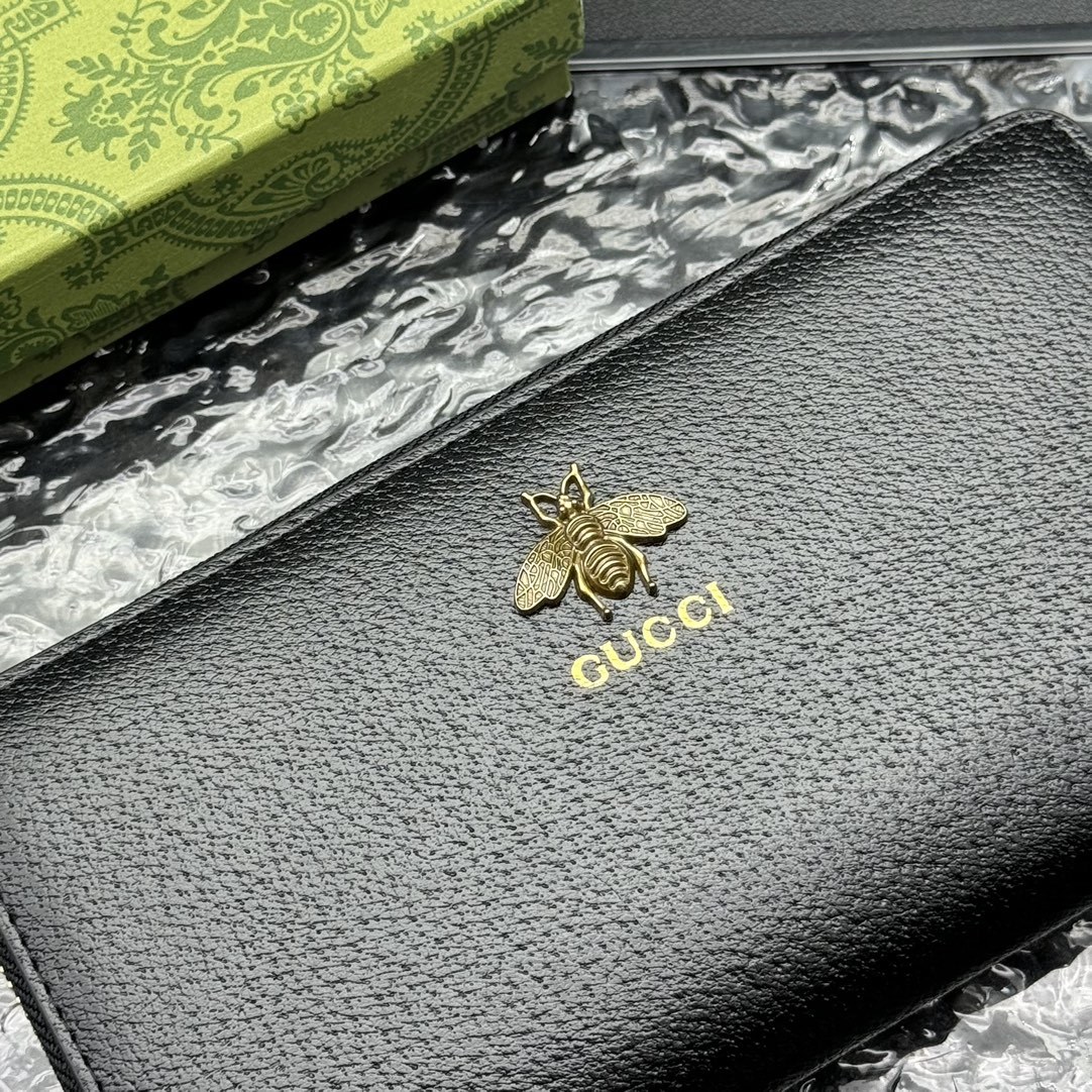 💎顶级原版
🇮🇹新款单拉,专柜同步 采用Gucci标志性 金属配件醒目装饰。采用热压小牛皮制作,以获得