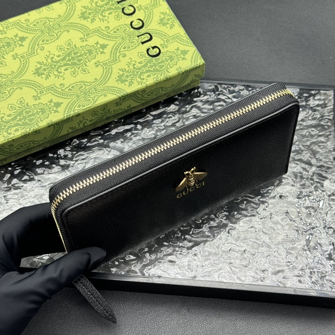 💎顶级原版
🇮🇹新款单拉,专柜同步 采用Gucci标志性 金属配件醒目装饰。采用热压小牛皮制作,以获得